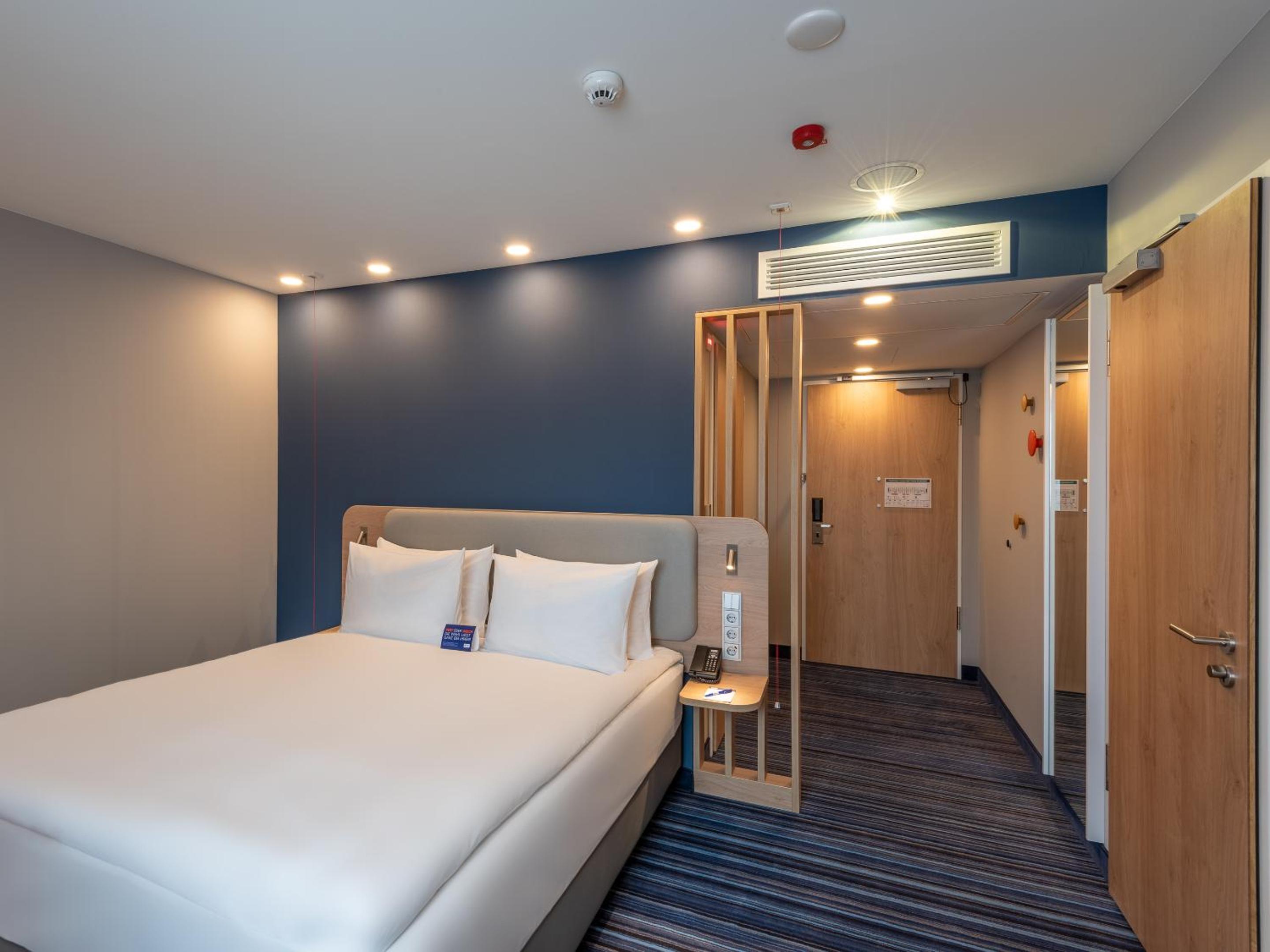Standard Queen Room - Accessible photo 2