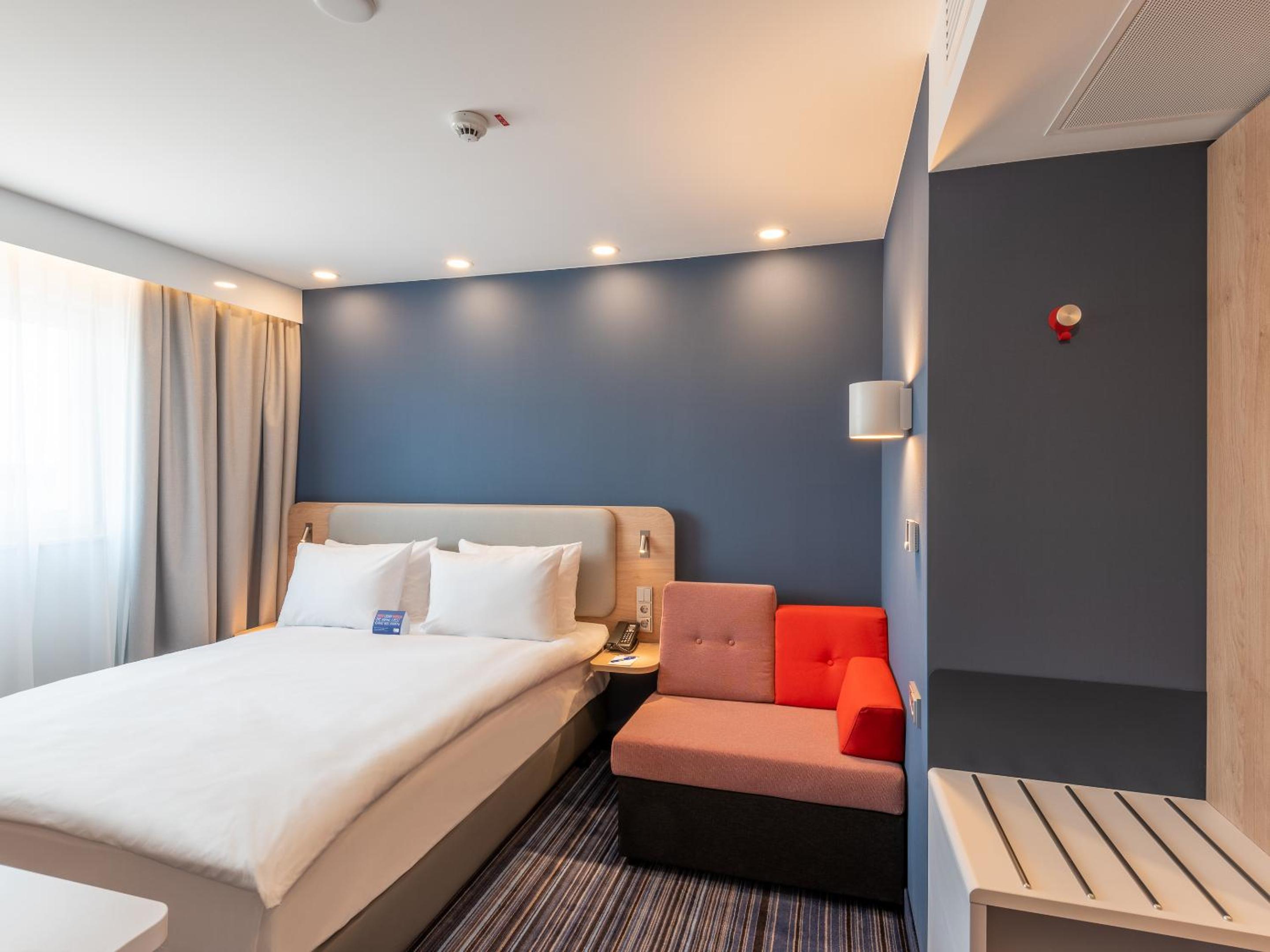Standard Queen Room with Sofa Bed - Non-Smoking