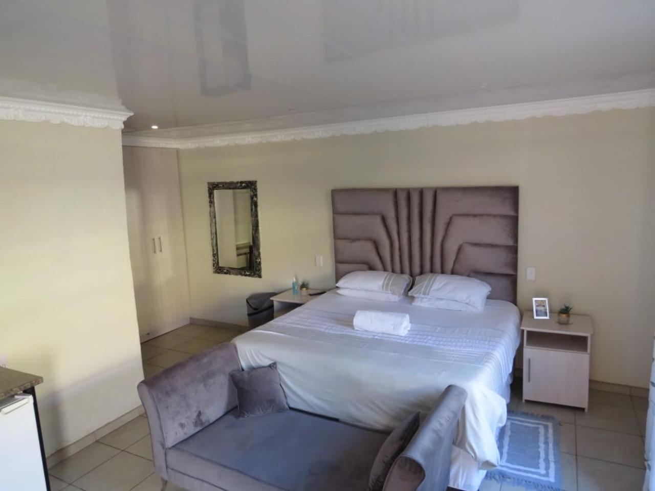 Deluxe King Suite - Photo 2