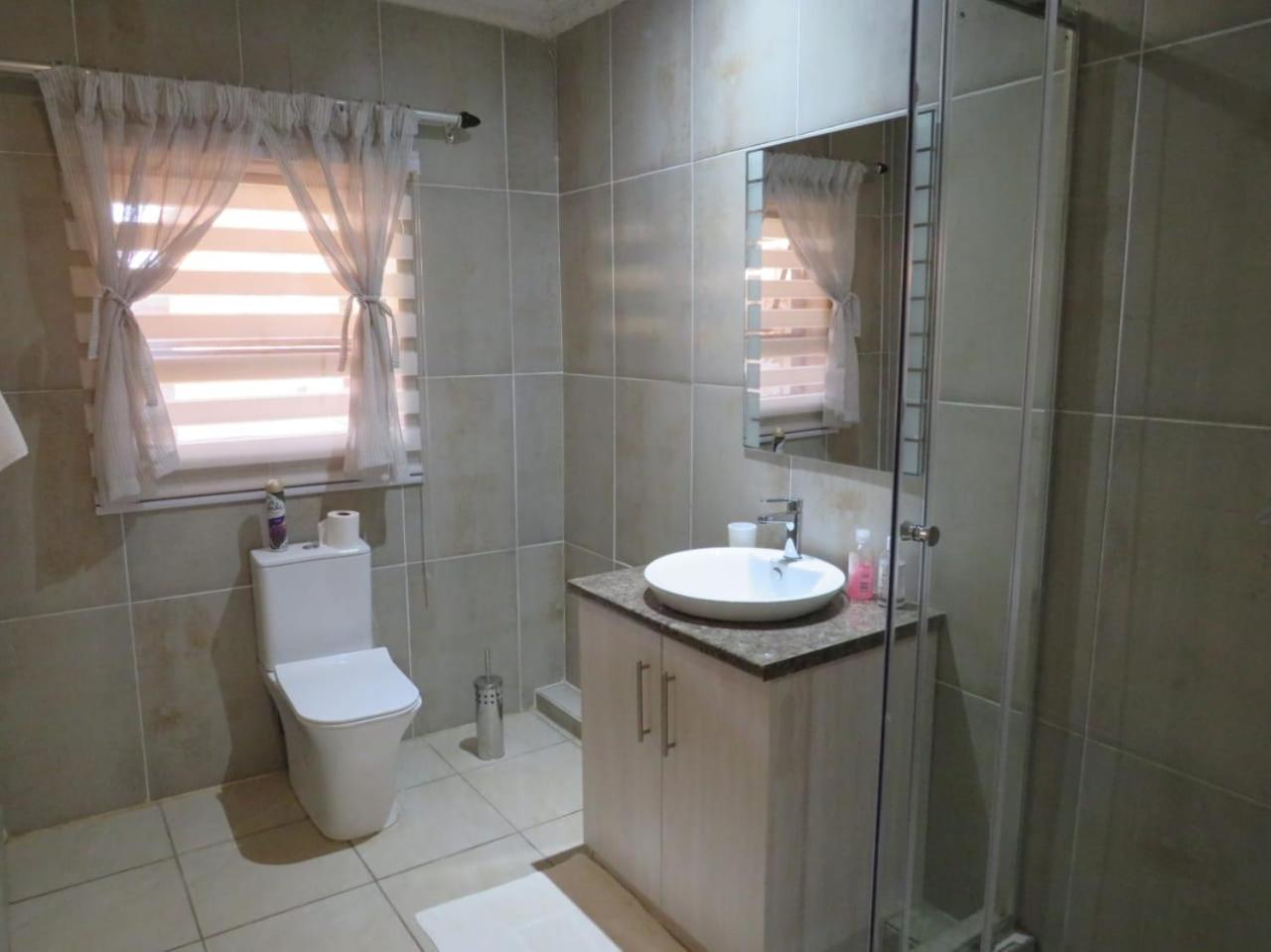 Deluxe King Suite - Photo 6