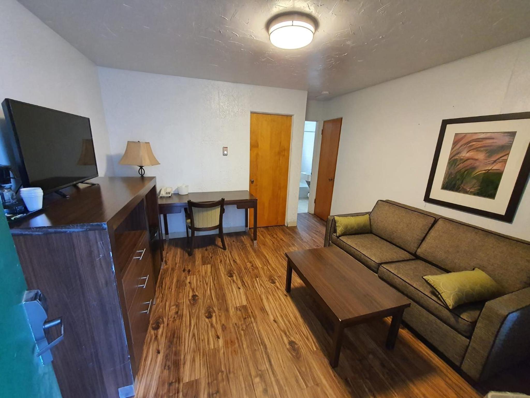 Queen Room with One Queen Bed - Photo 2