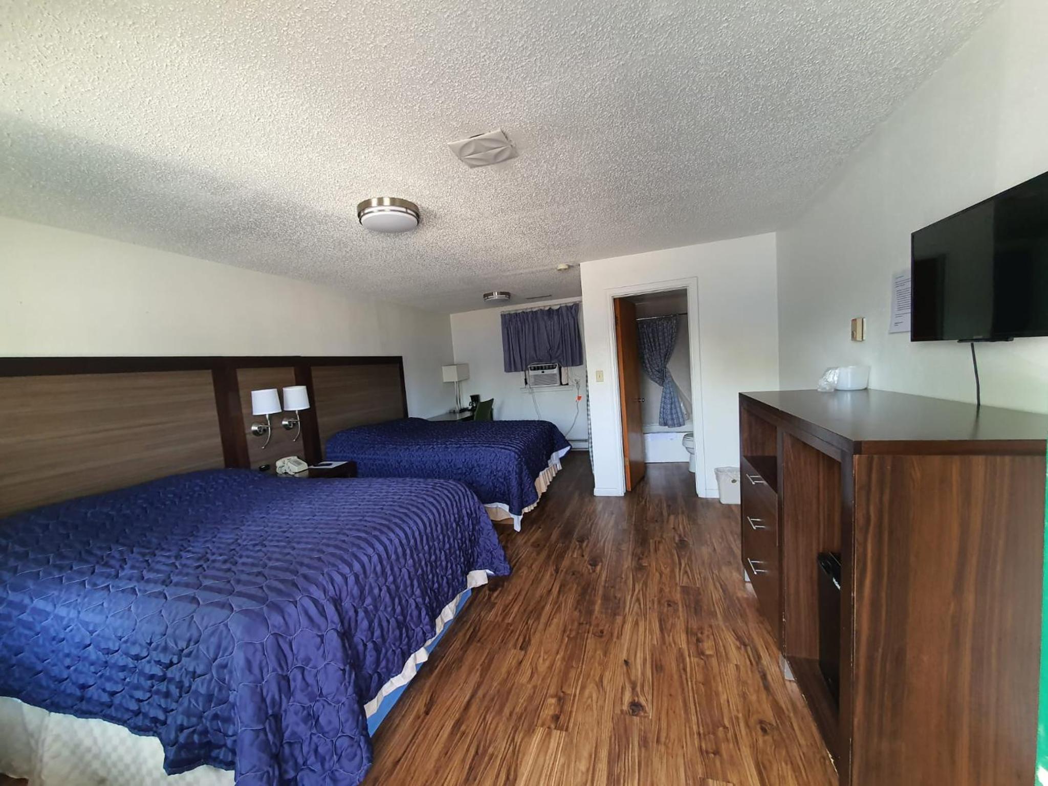 Queen Room with Two Queen Beds - Photo 3