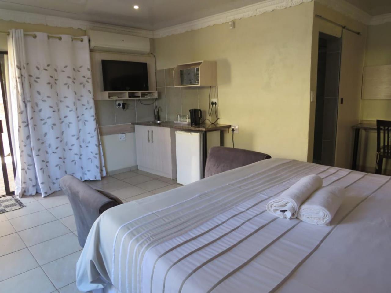 Deluxe King Suite - Photo 3
