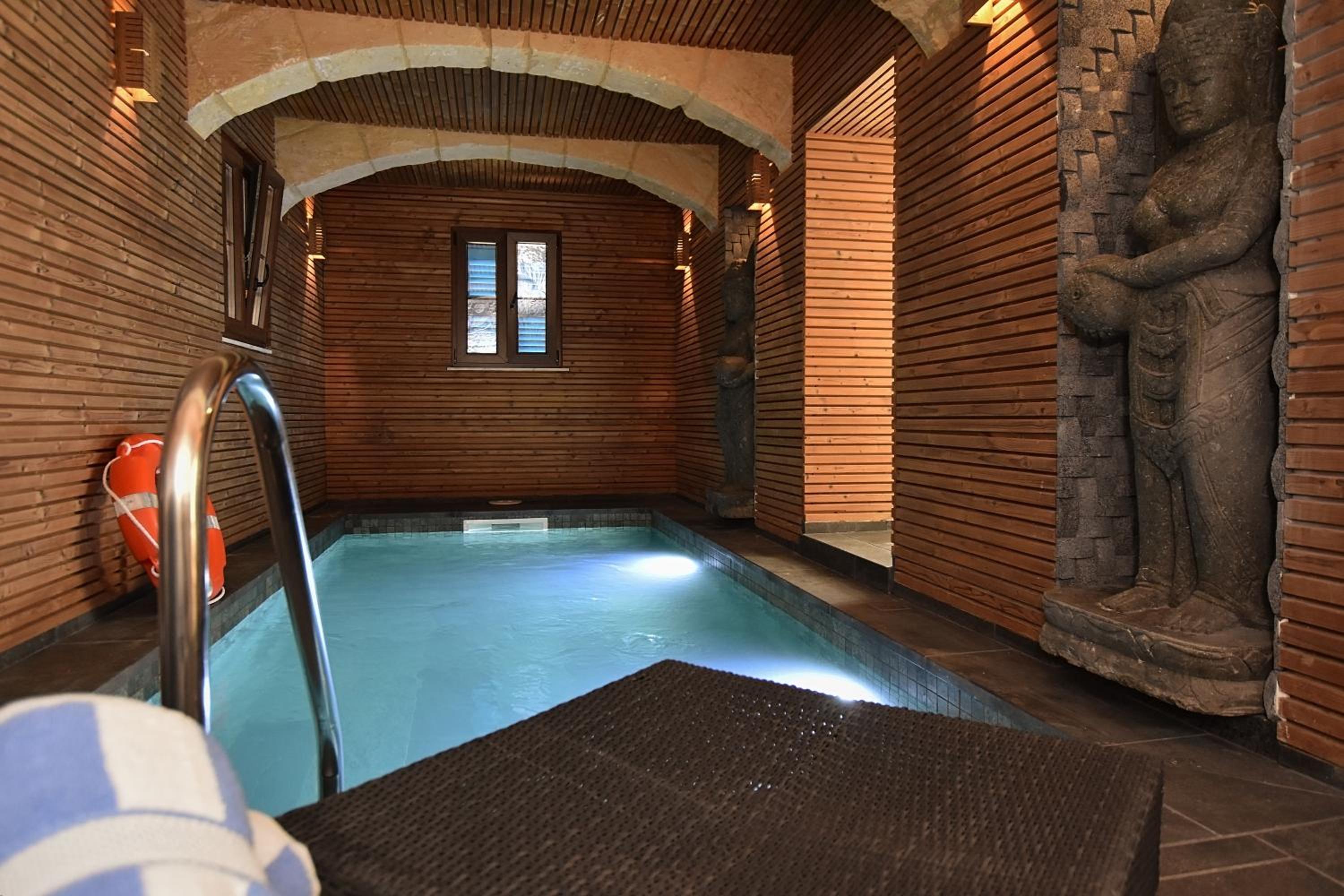 Suite with Spa Bath photo 3