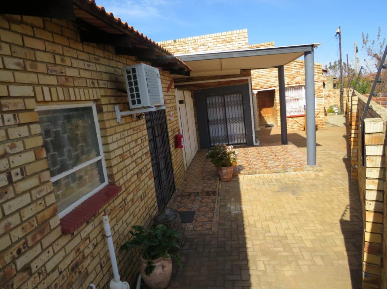 Deluxe Double Room with Shower - Photo 2