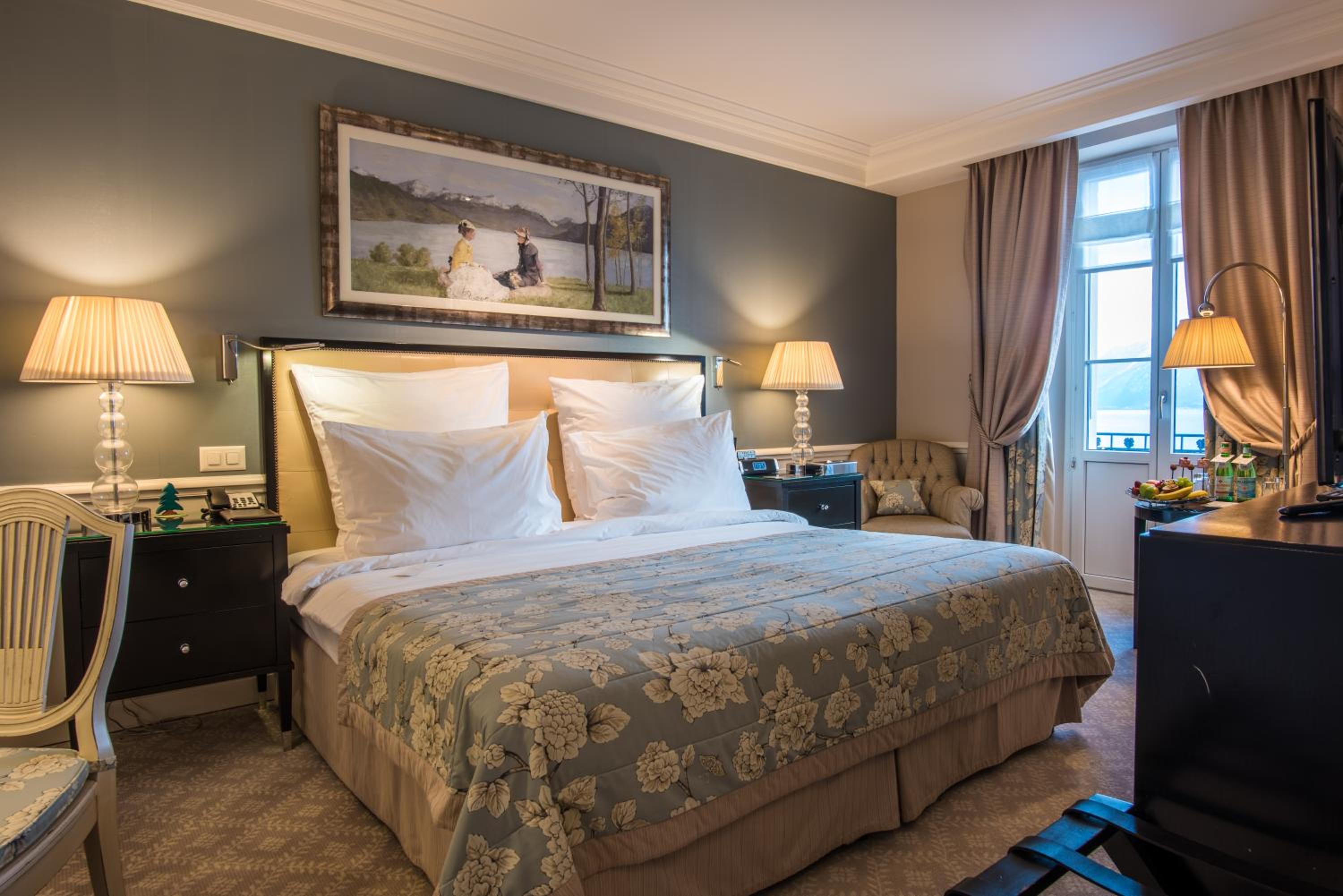 Deluxe Room with Lake View - Photo 5