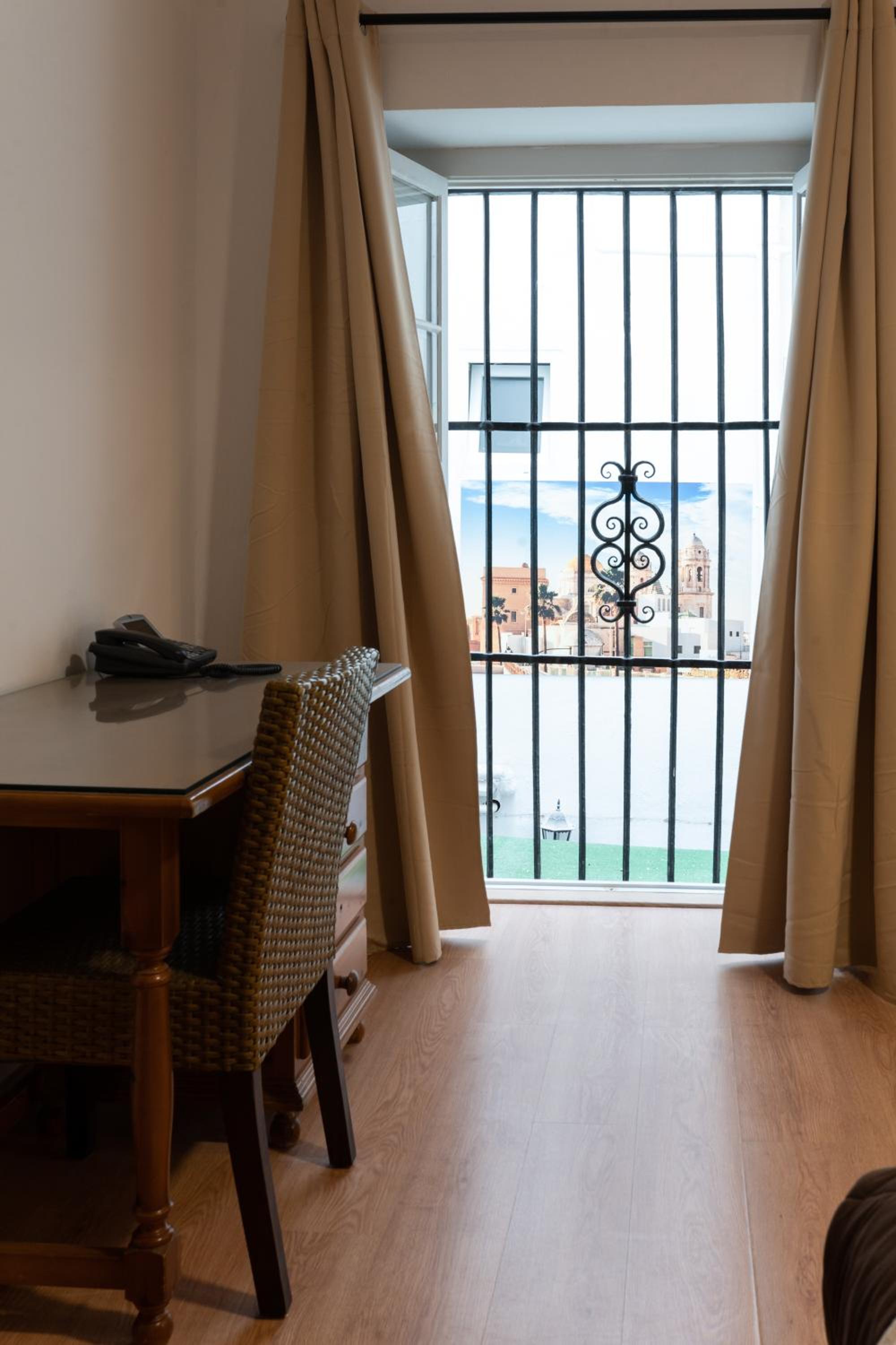 Economy Double Room with Private Bathroom - Photo 12