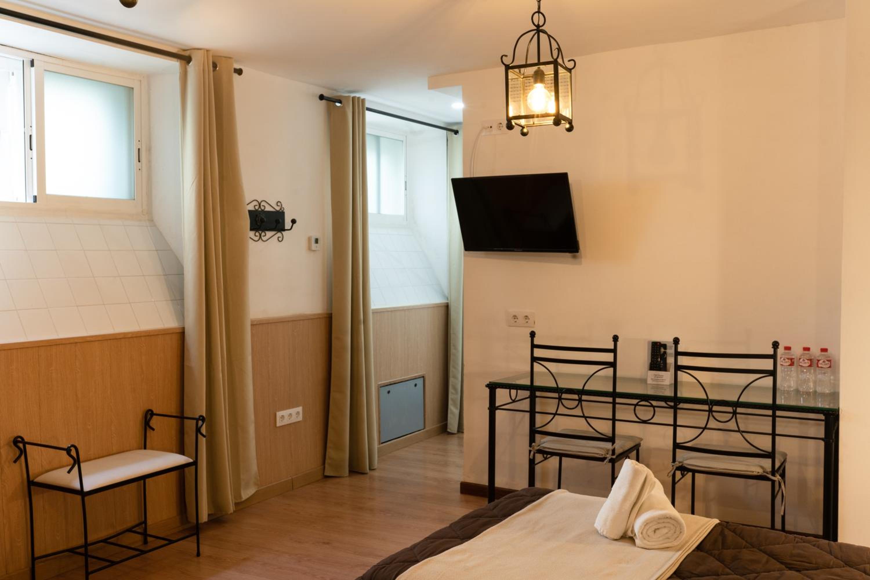 Economy Double Room with Private Bathroom - Photo 1