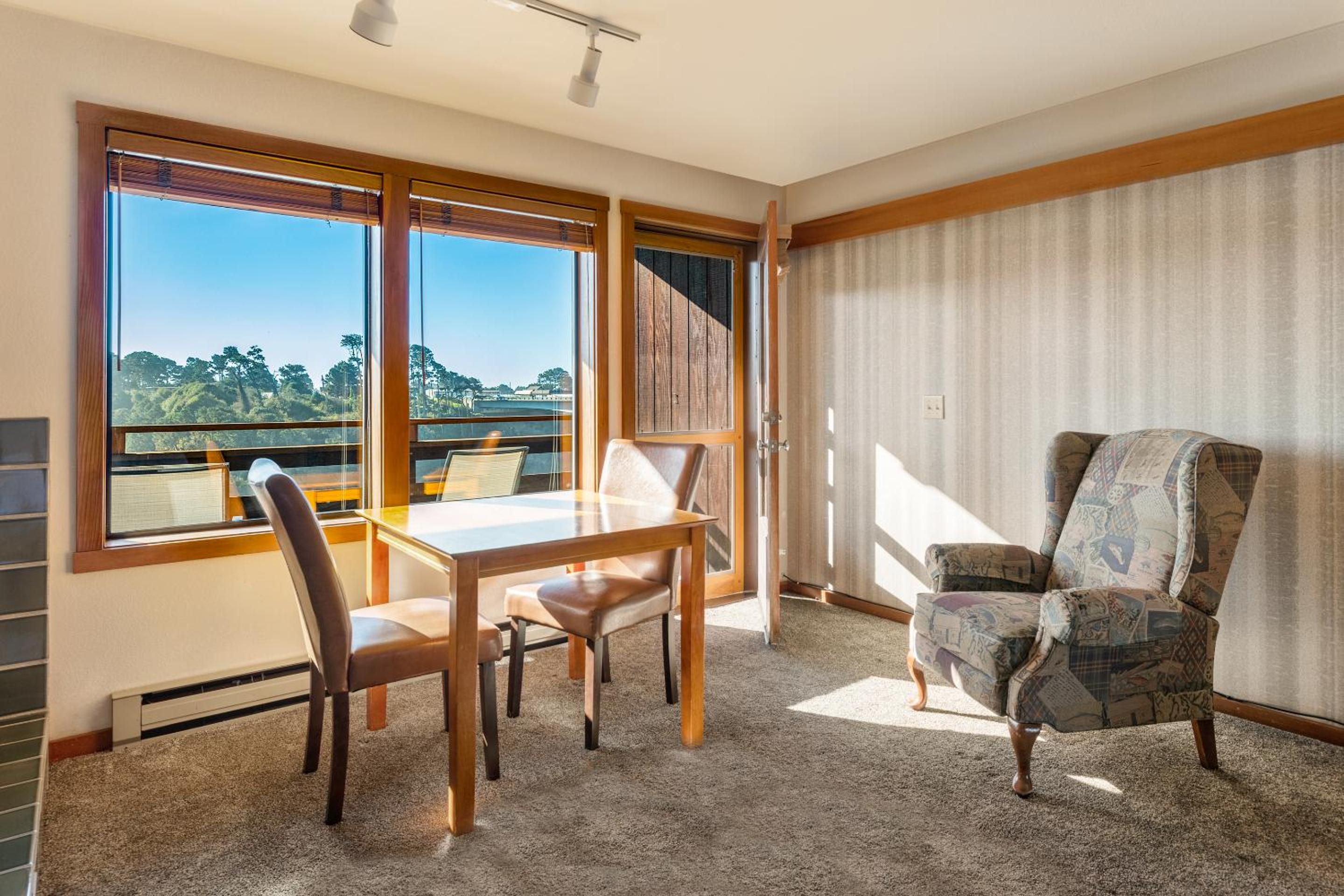 Deluxe King Room with Harbor View photo 2