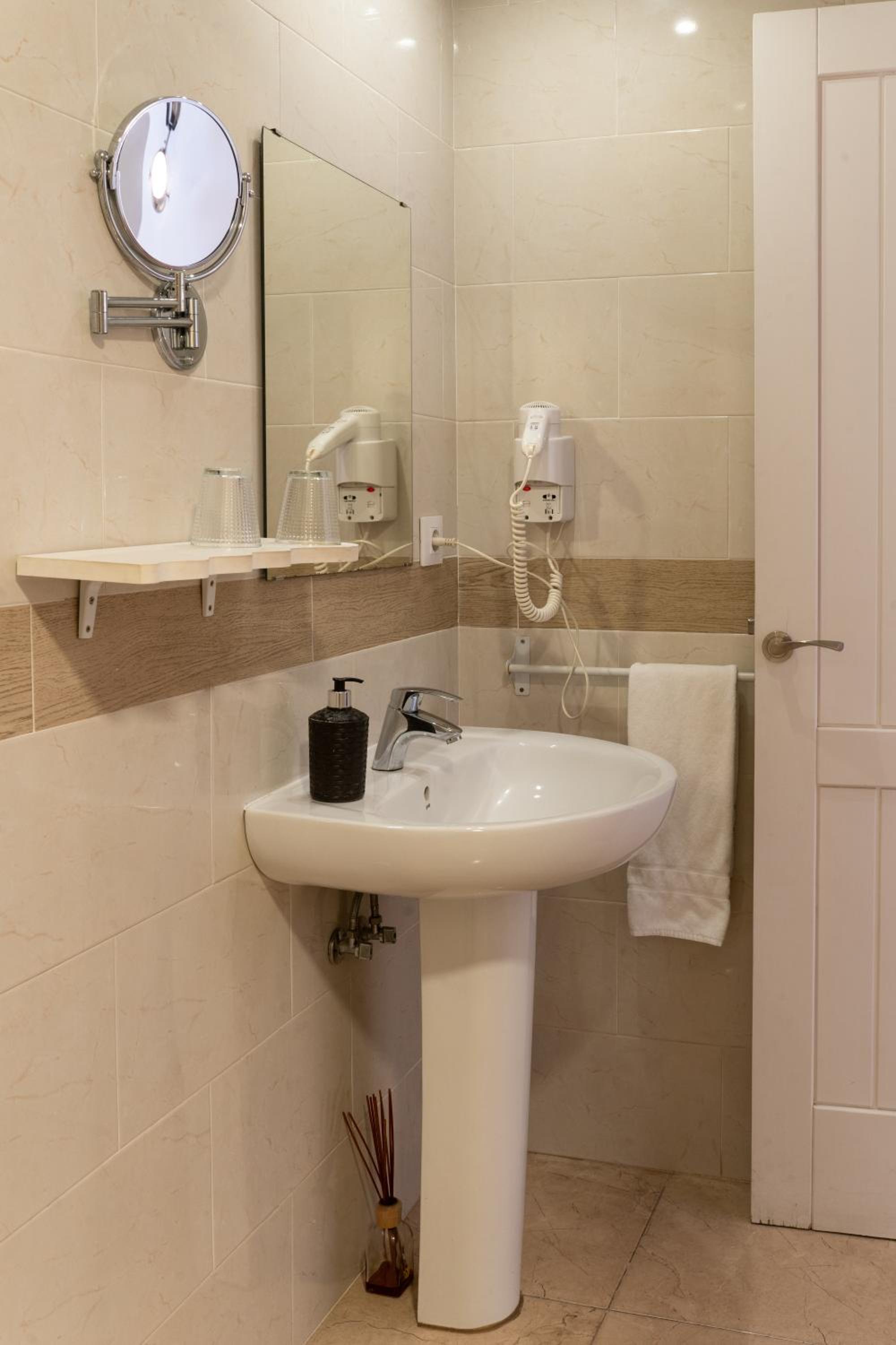 Standard Double Room - Photo 16