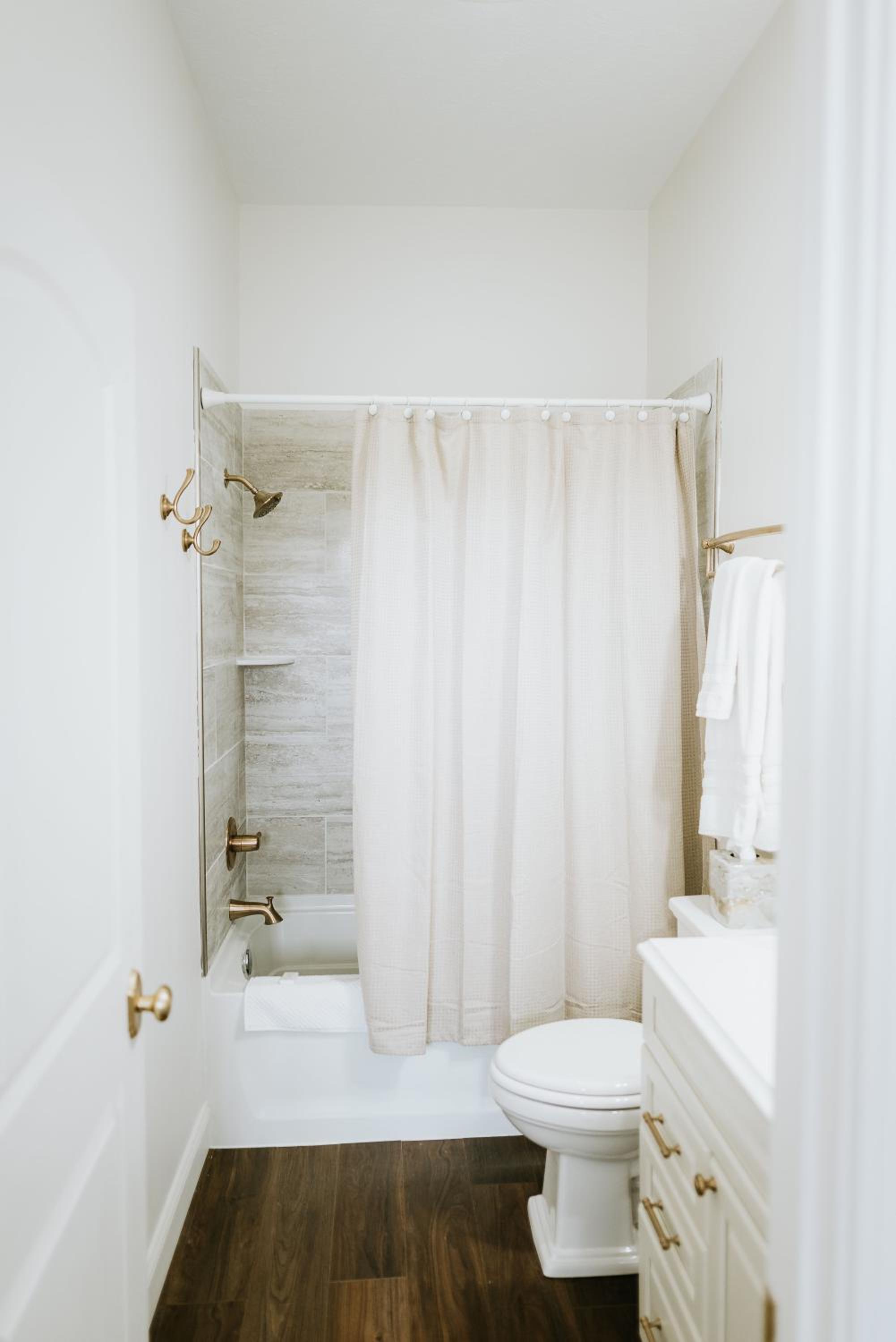 Deluxe King Suite - Photo 5