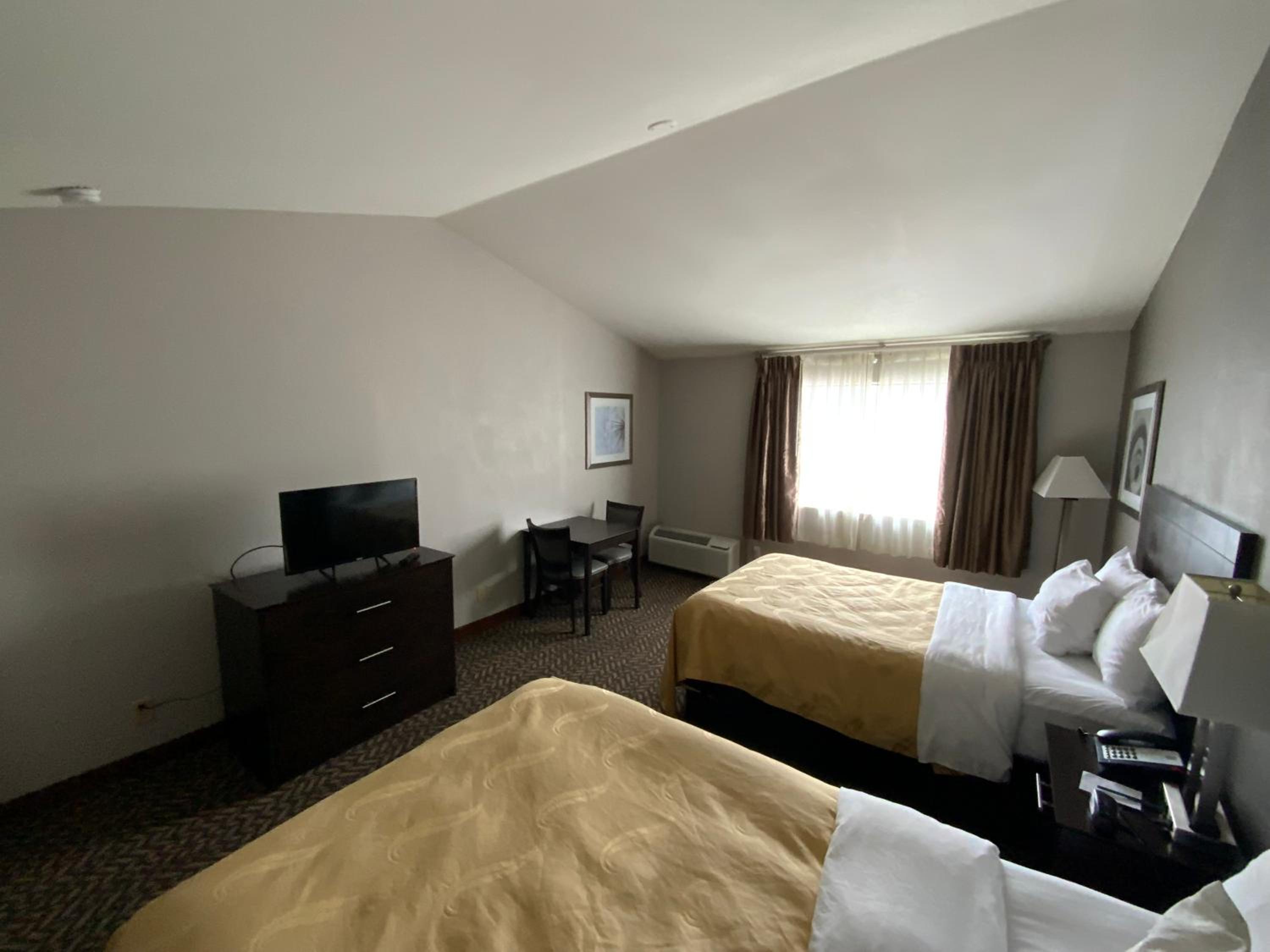 Standard Room with Two Double Beds - Efficiency/Non-Smoking - Photo 3