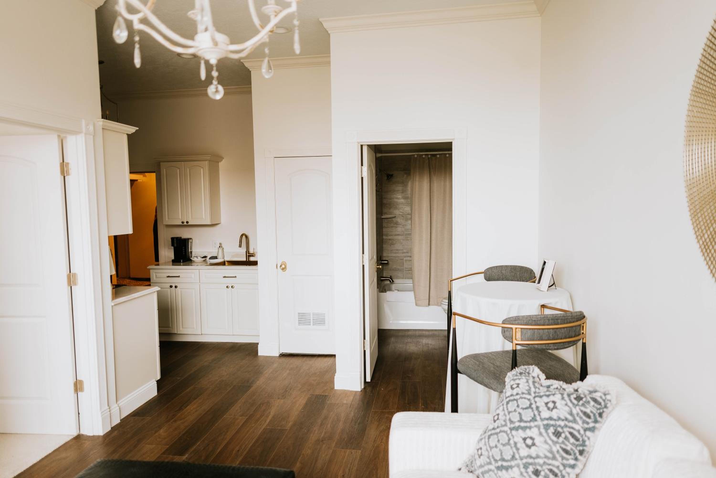 Deluxe King Suite - Photo 2