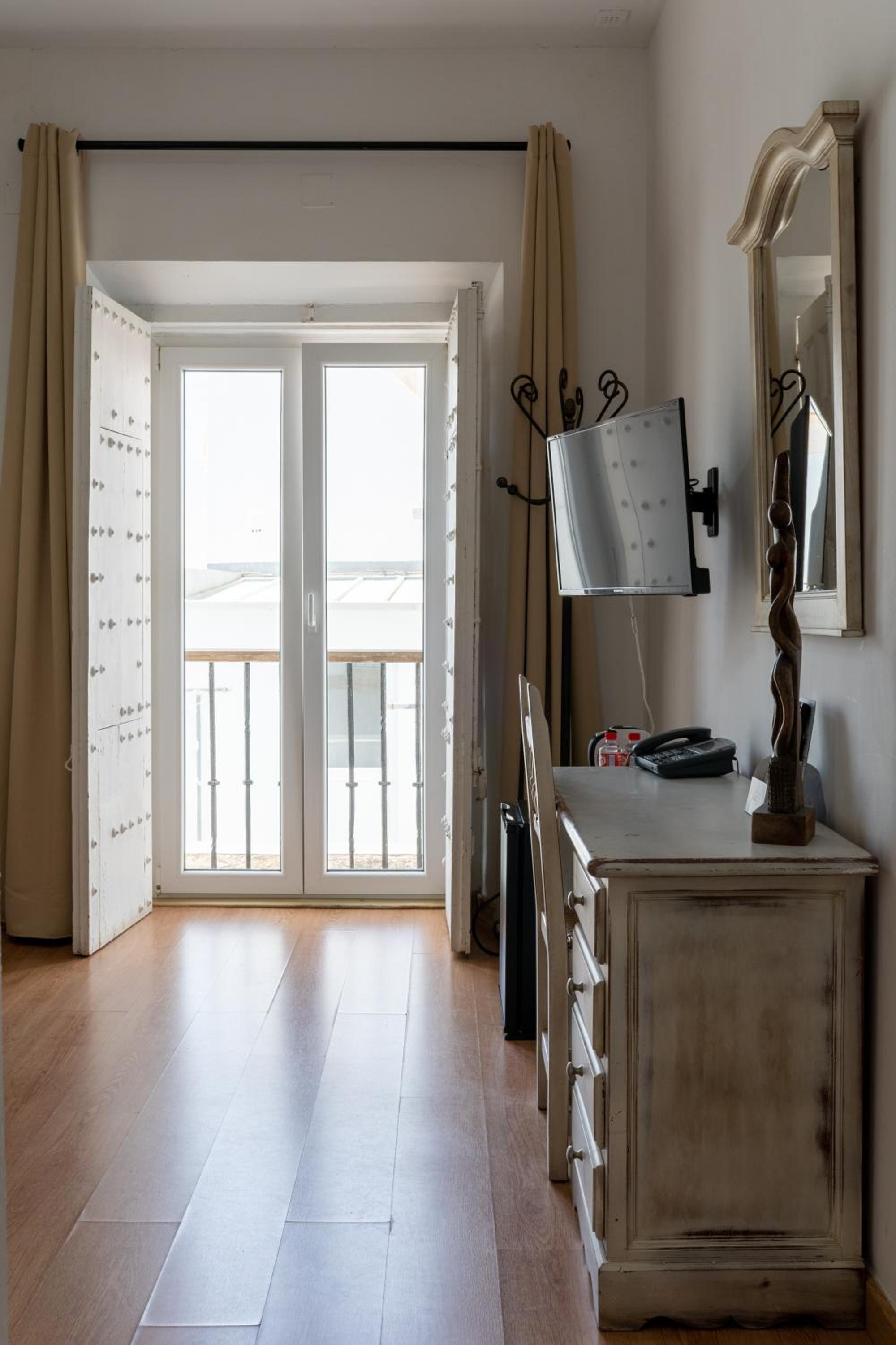 Standard Double Room - Photo 9