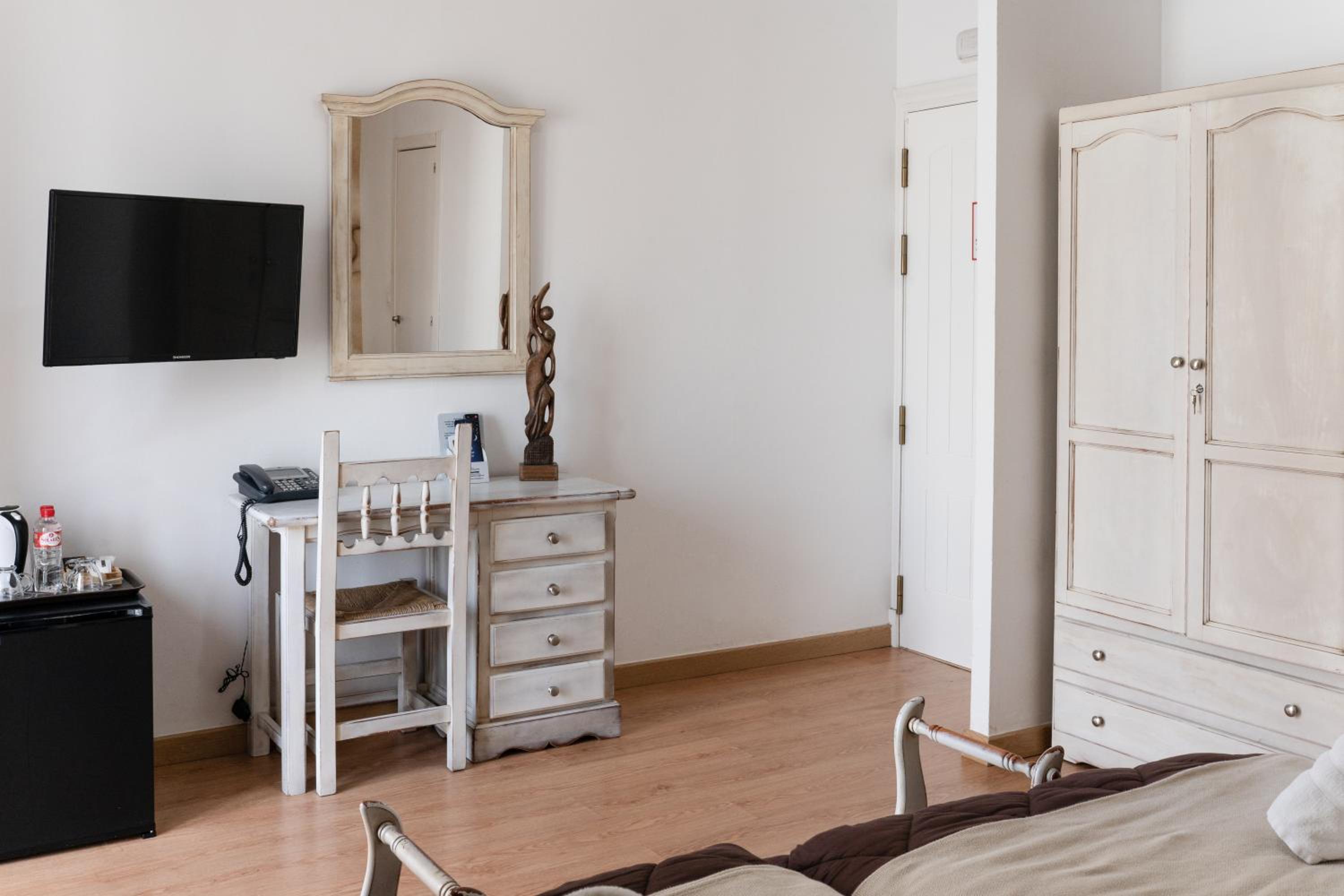 Standard Double Room - Photo 8