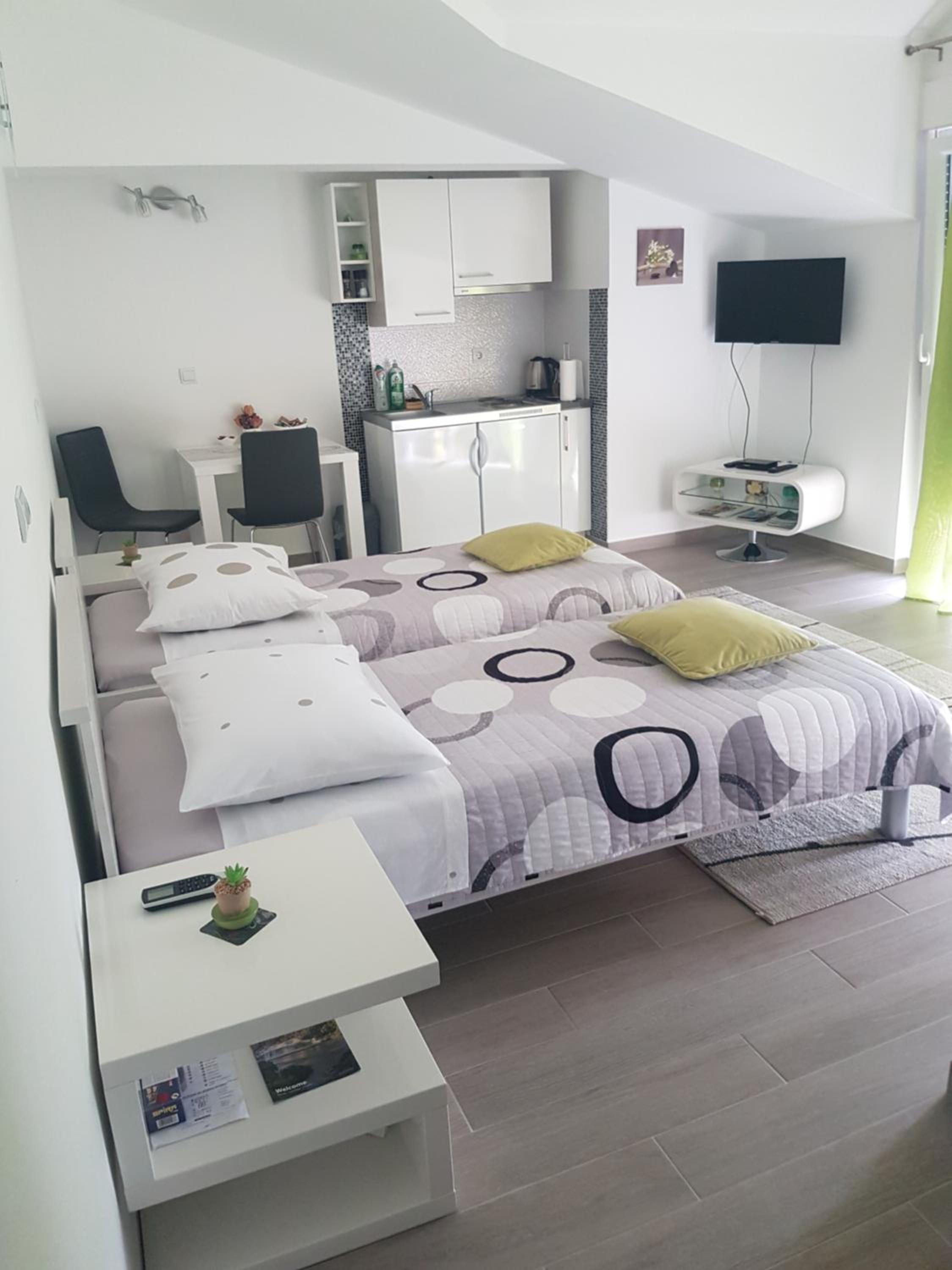 Studio with Balcony - Photo 12