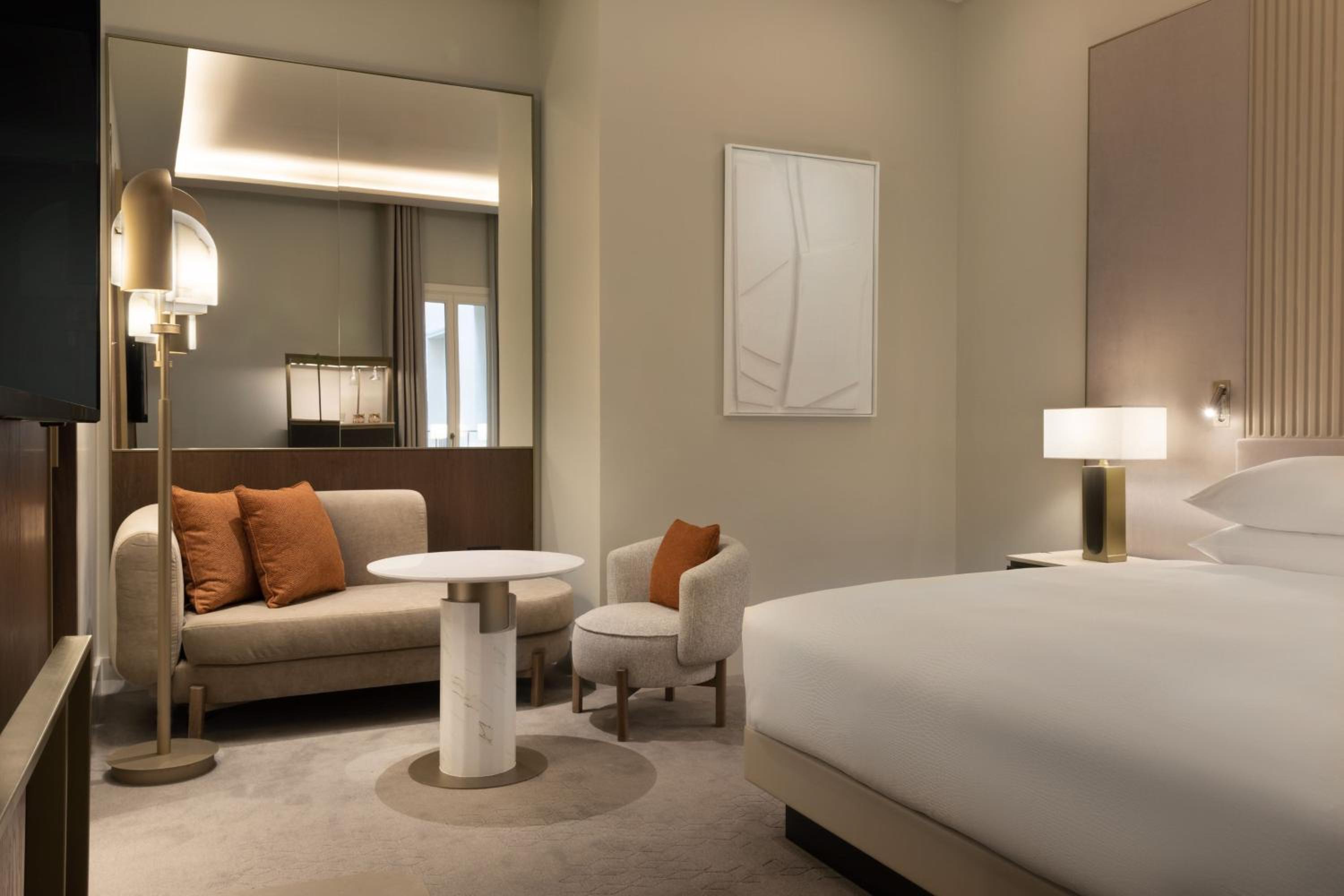 Deluxe King Room with Courtyard View
