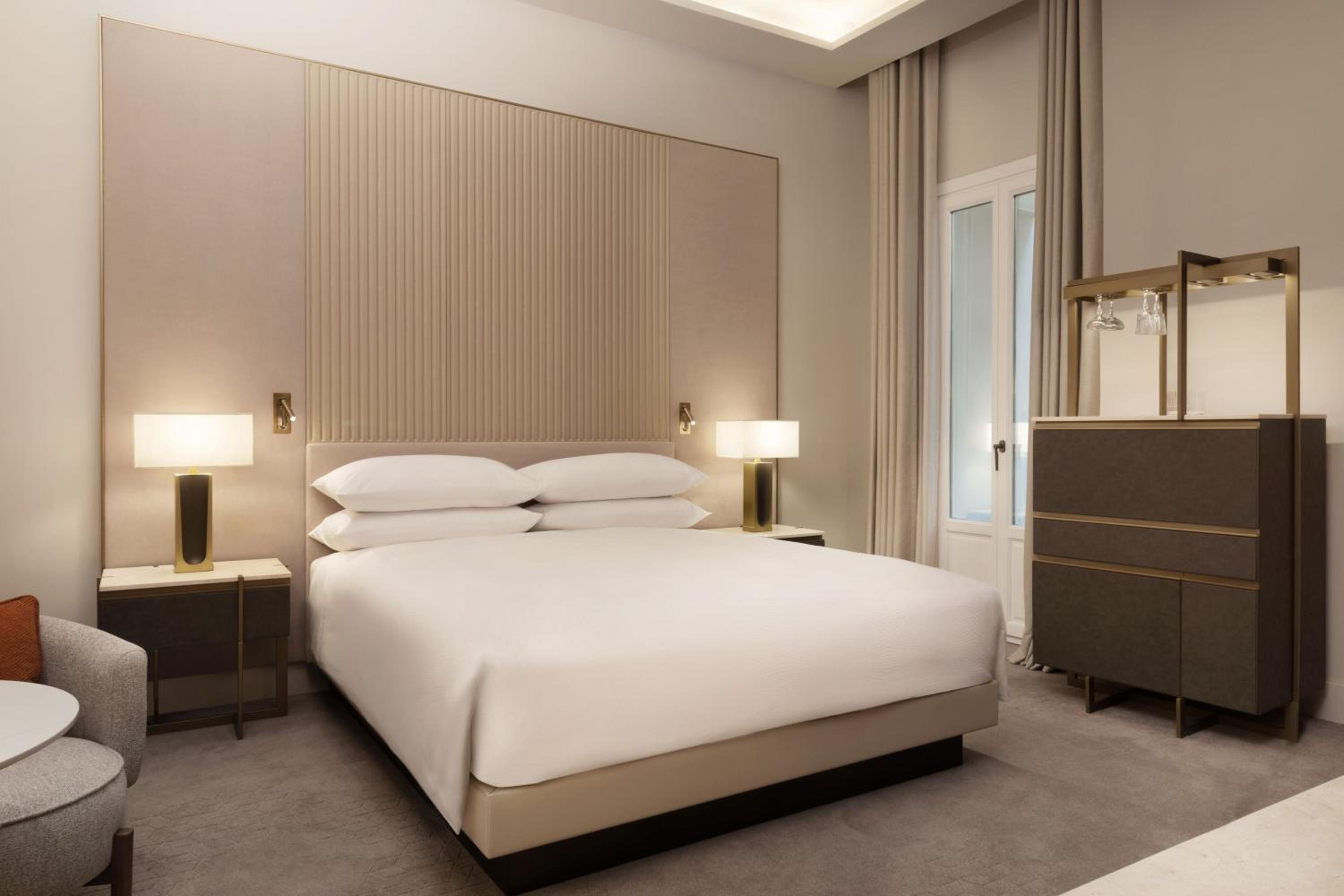 Deluxe King Room with Courtyard View