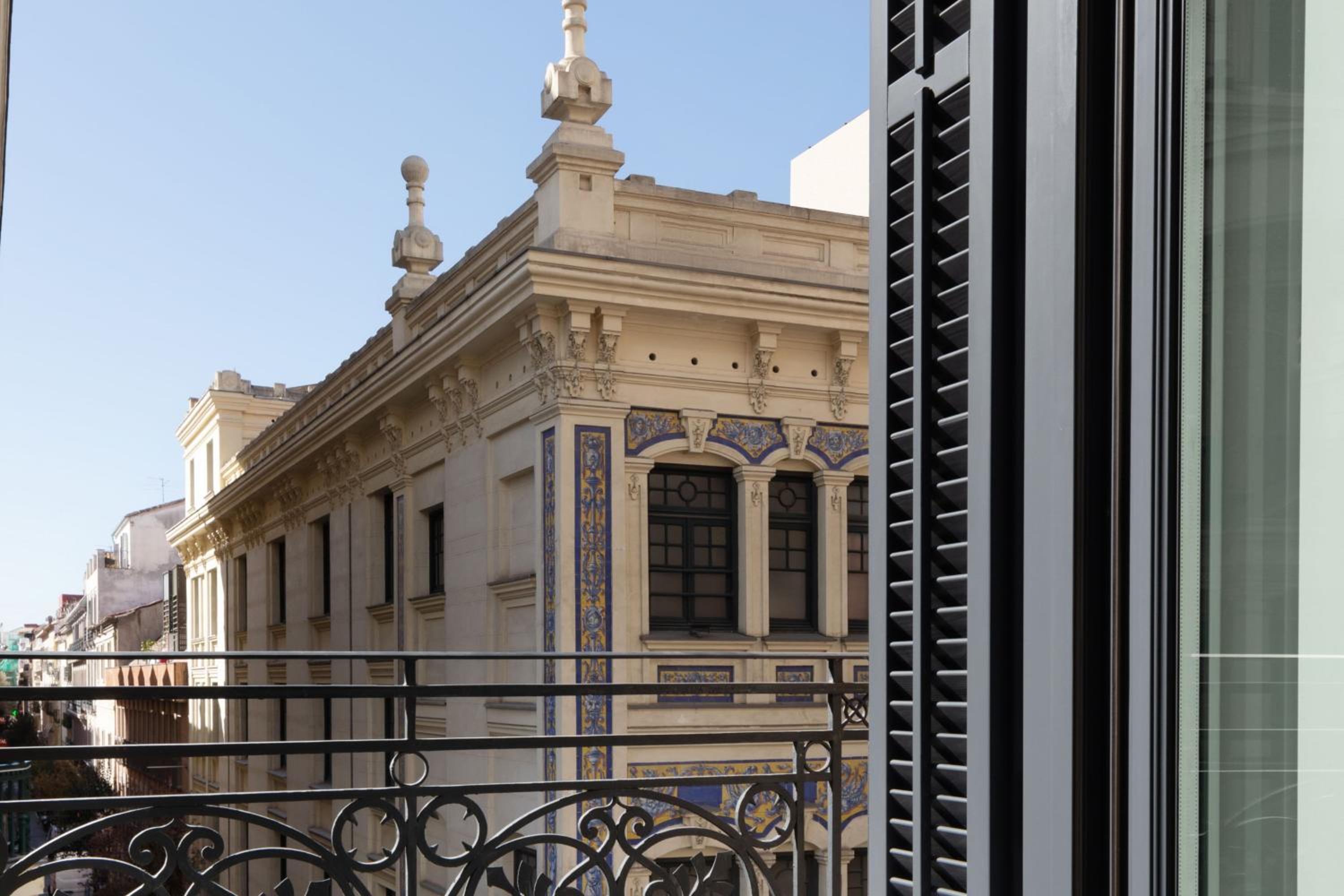 Deluxe King Room with City View and Balcony
