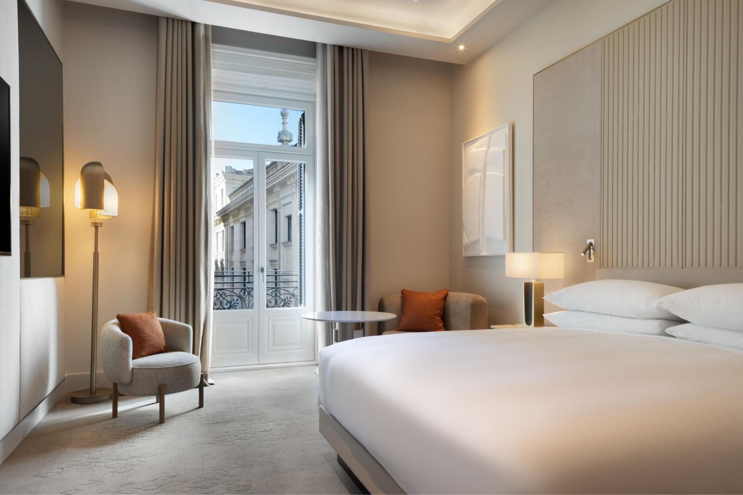 Deluxe King Room with City View and Balcony thumbnail 5