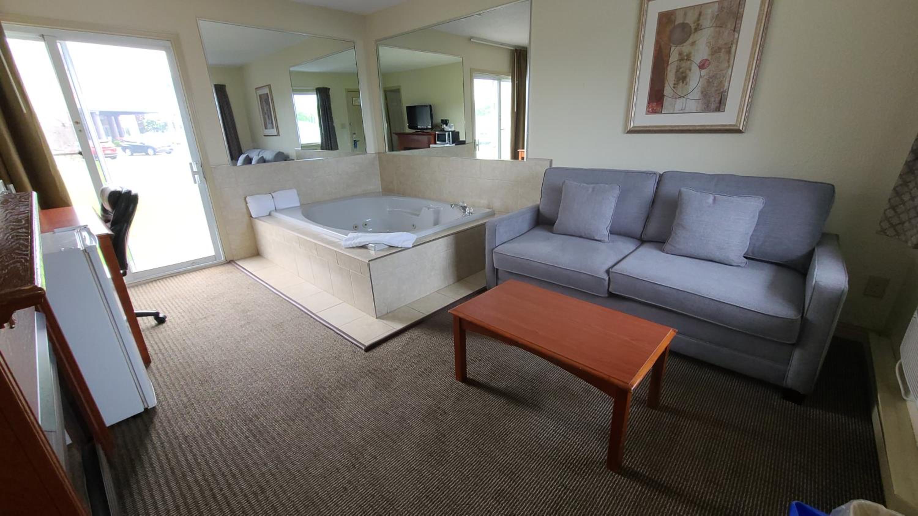 One-Bedroom Queen Suite -  Non-Smoking - Photo 2