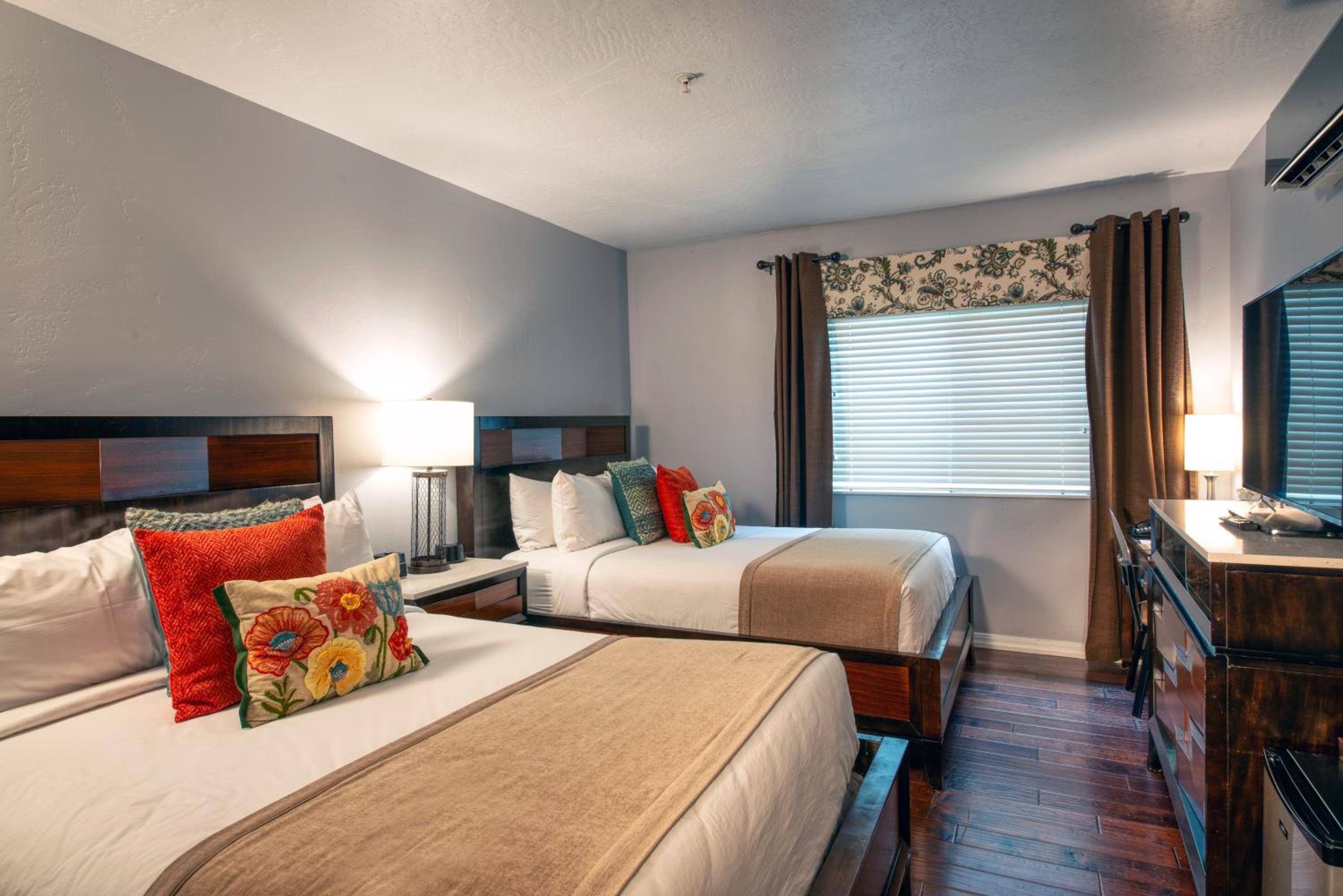 Deluxe Queen Room - Photo 1
