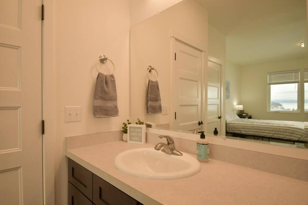 Three-Bedroom House photo 3