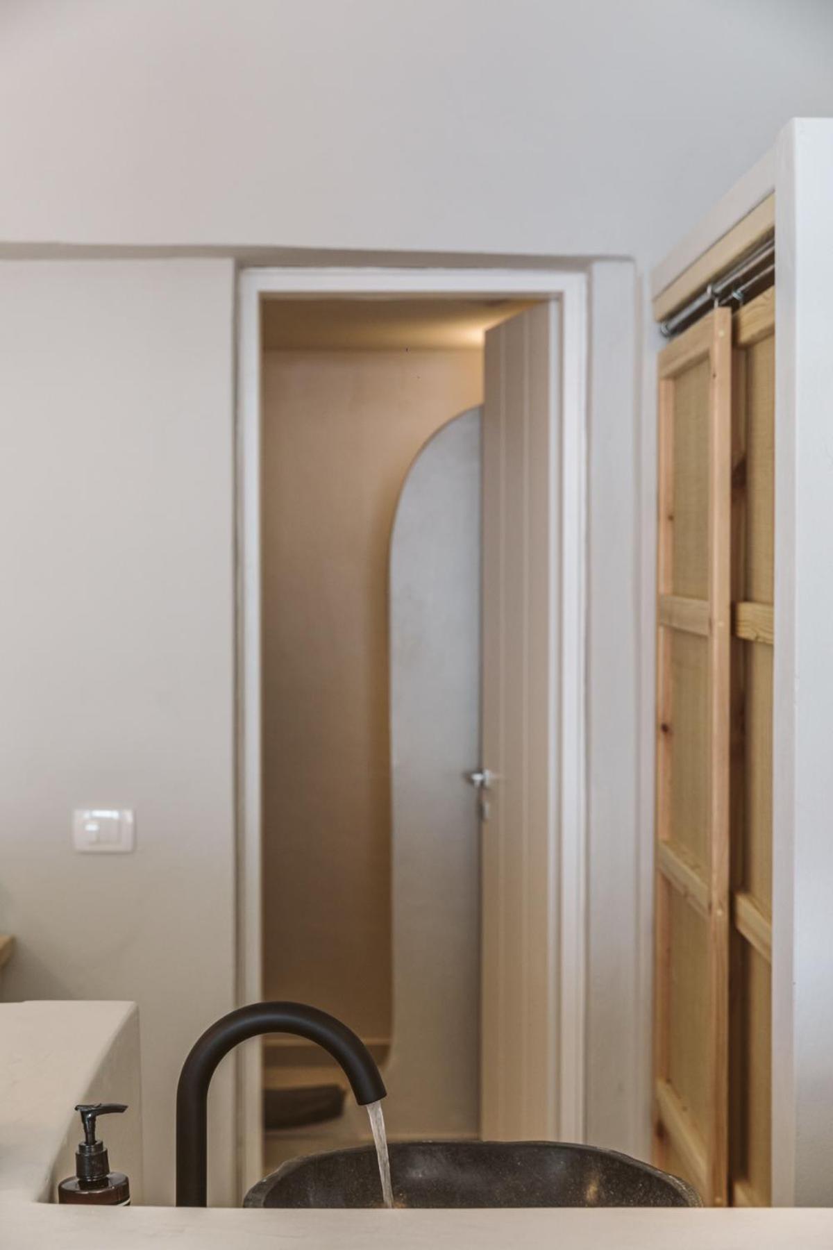 Suite with Private Pool - Photo 24
