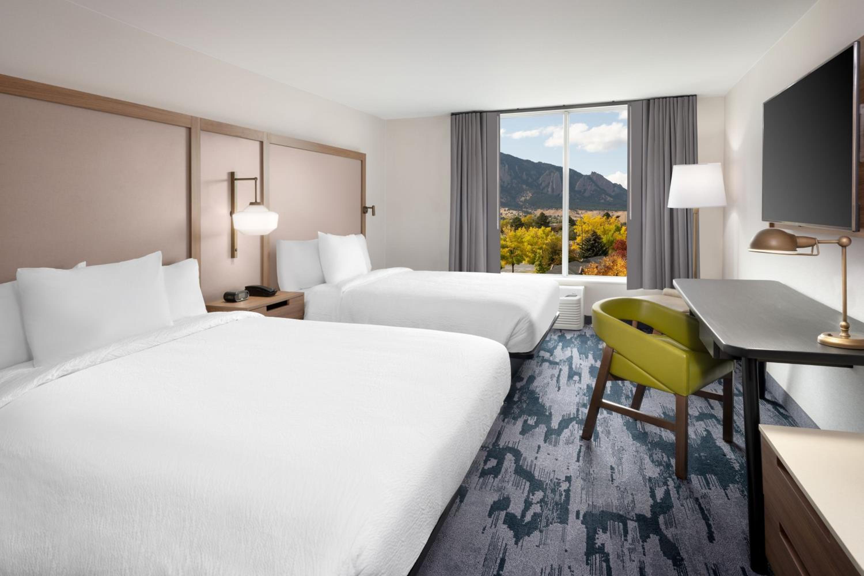 Queen Room with Two Queen Beds and Mountain View - Photo 4