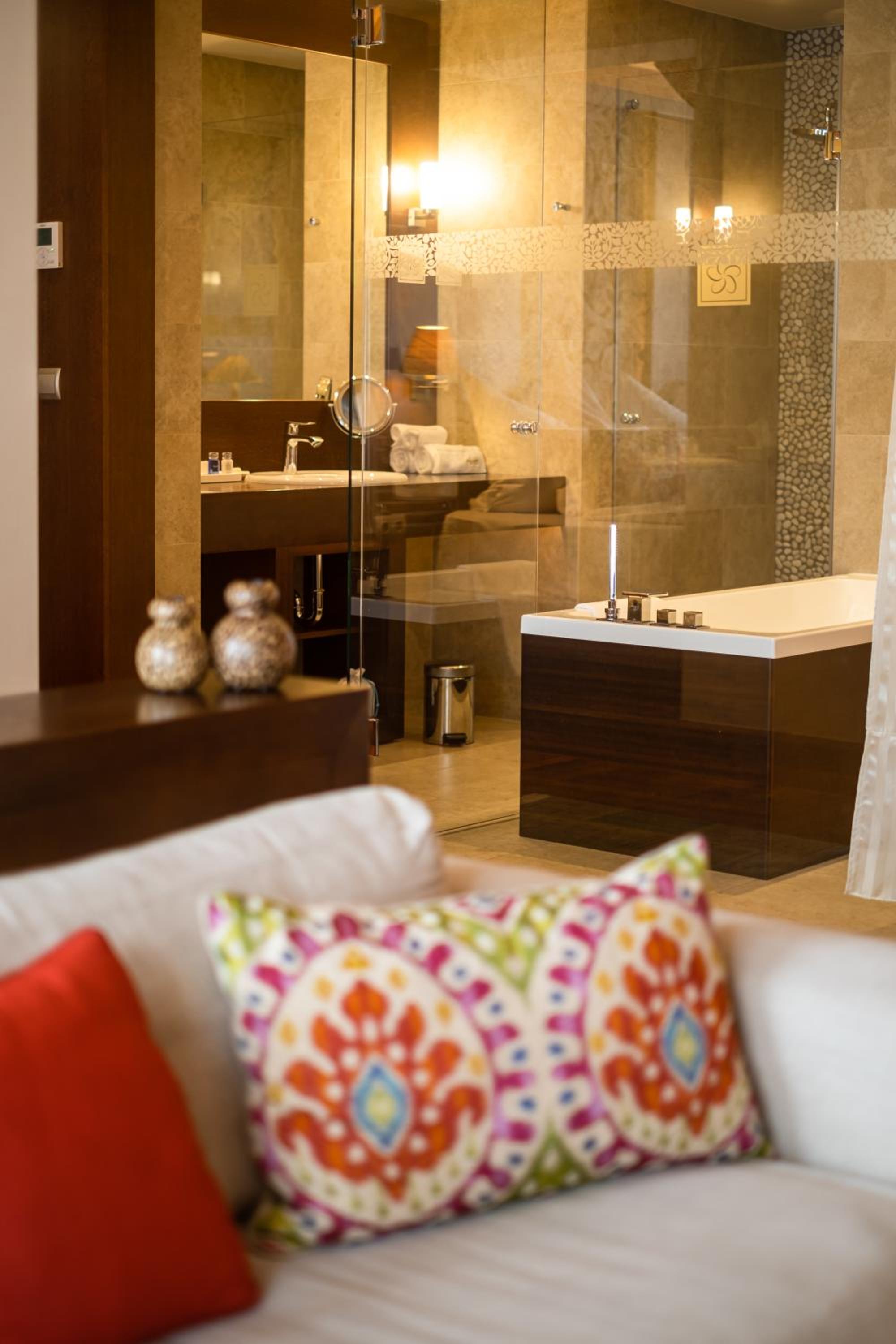 Suite mit Whirlpool sowie Balkon mit seitlichem Seeblick photo 3