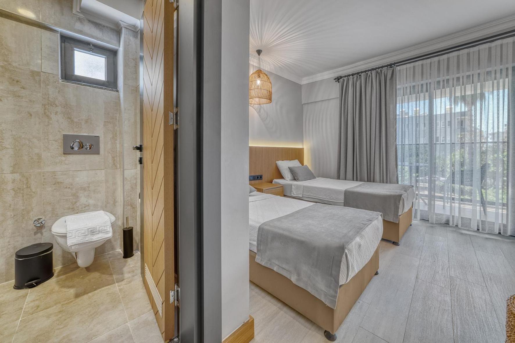 Classic Single Room with Balcony photo 2
