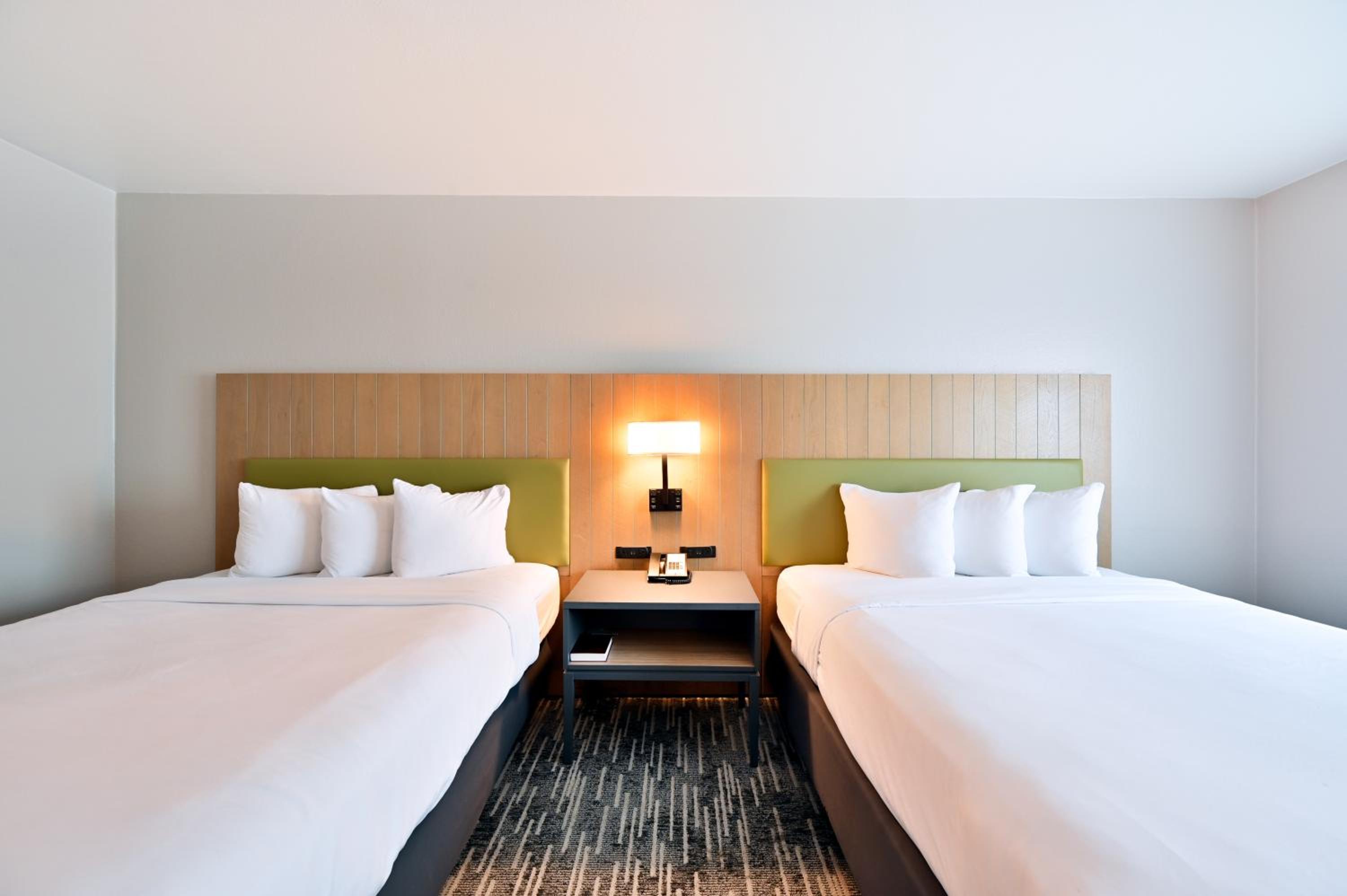 Queen Room with Two Queen Beds - Photo 4