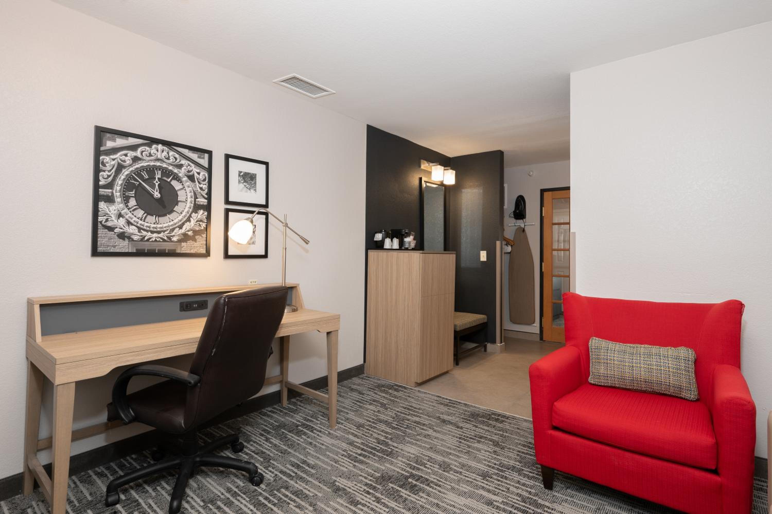 One-Bedroom King Suite with Sofa Bed - Photo 5