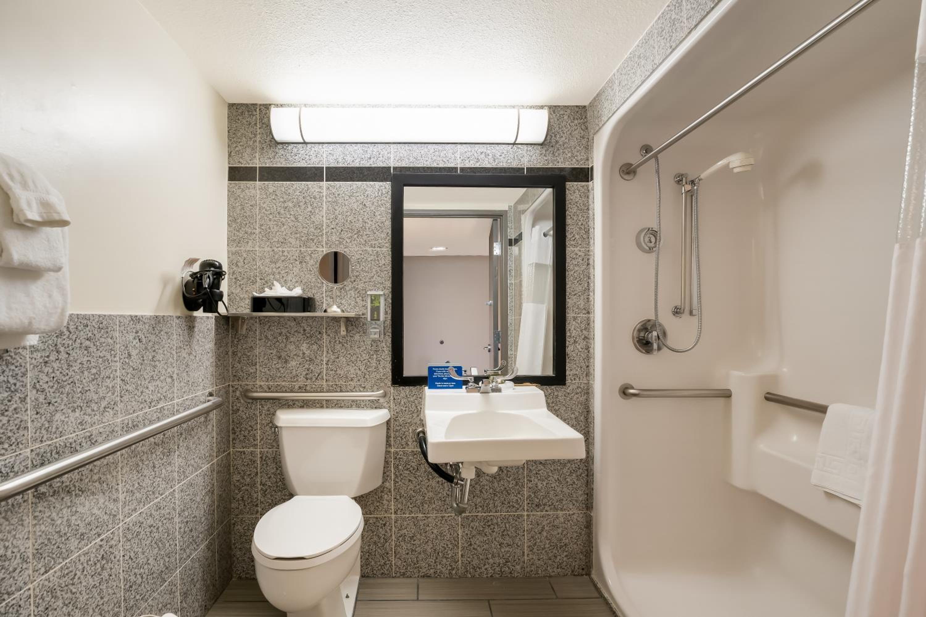 Queen Room - Disability Access - Photo 2