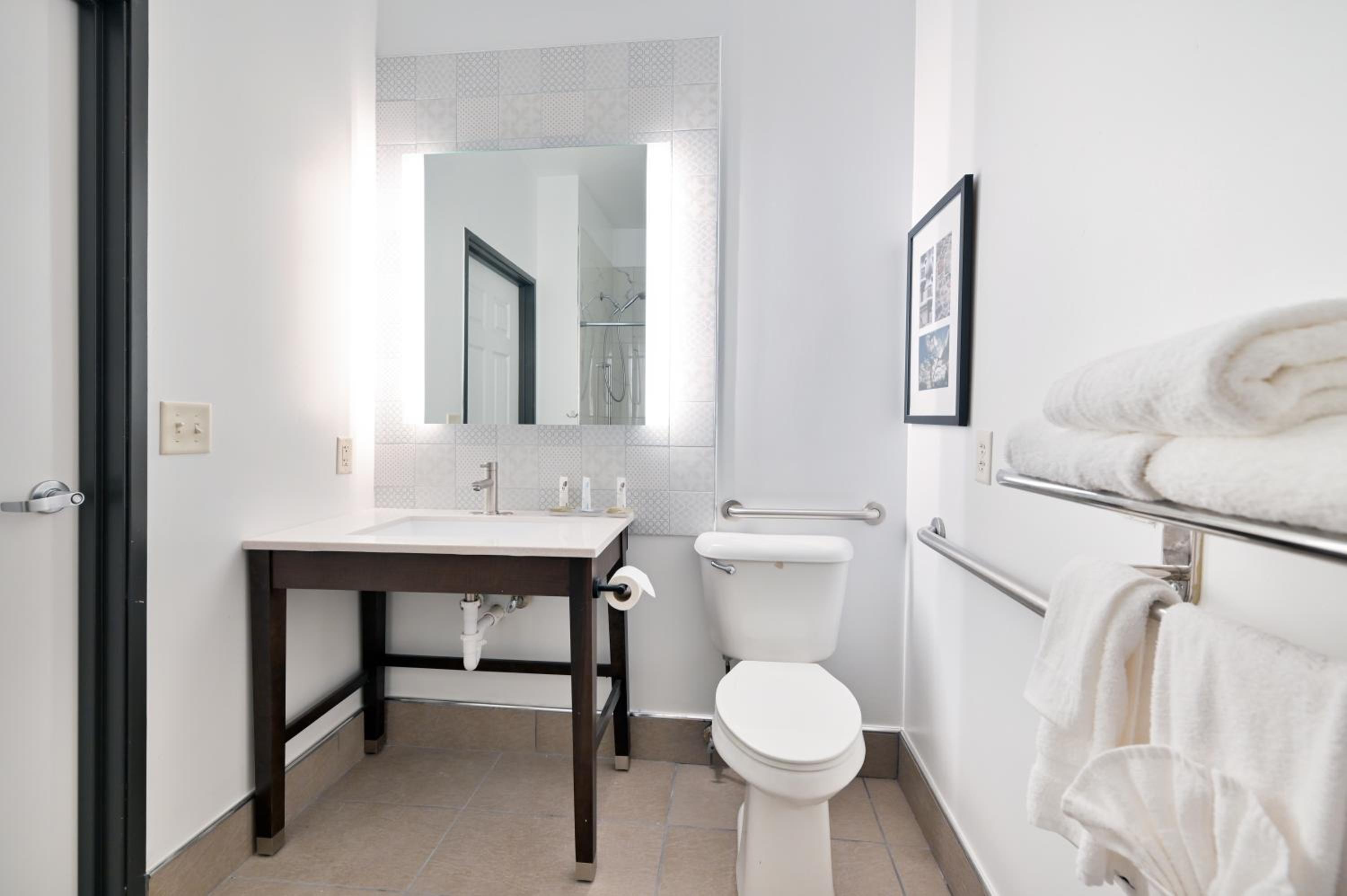King Room - Disability Access - Photo 5