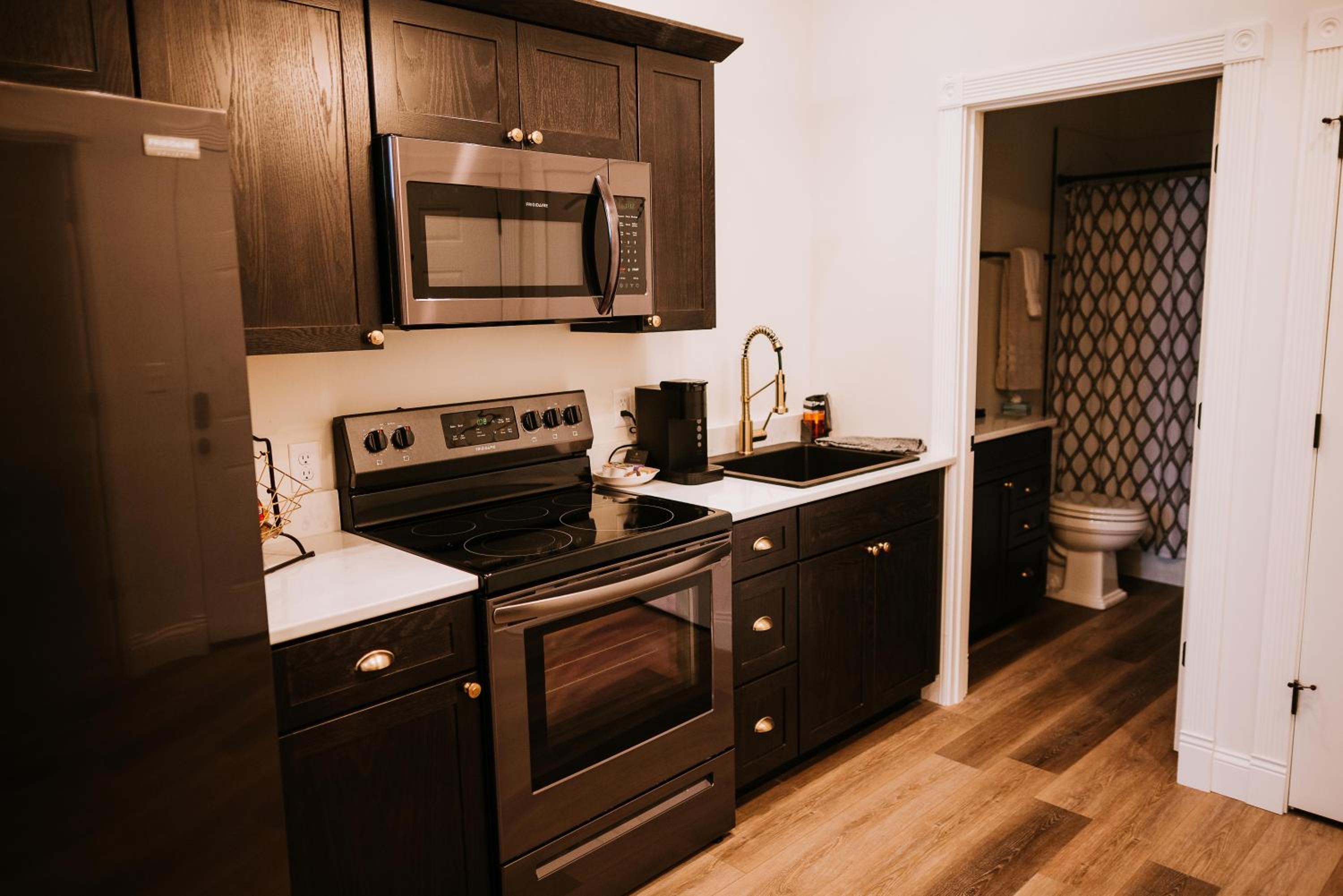 Queen Suite - Photo 3