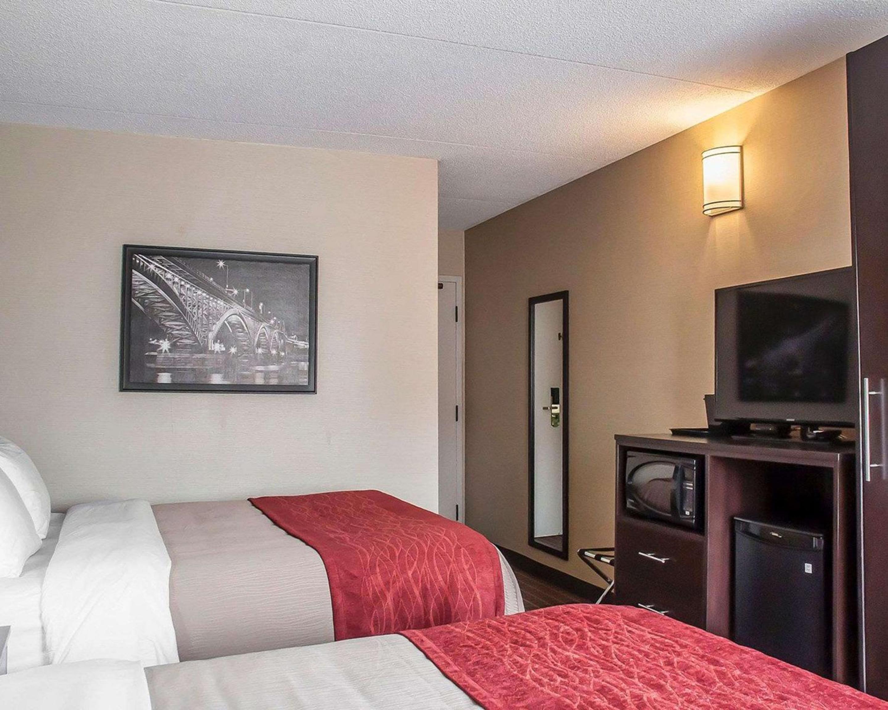 Queen Room with Two Queen Beds - Photo 3