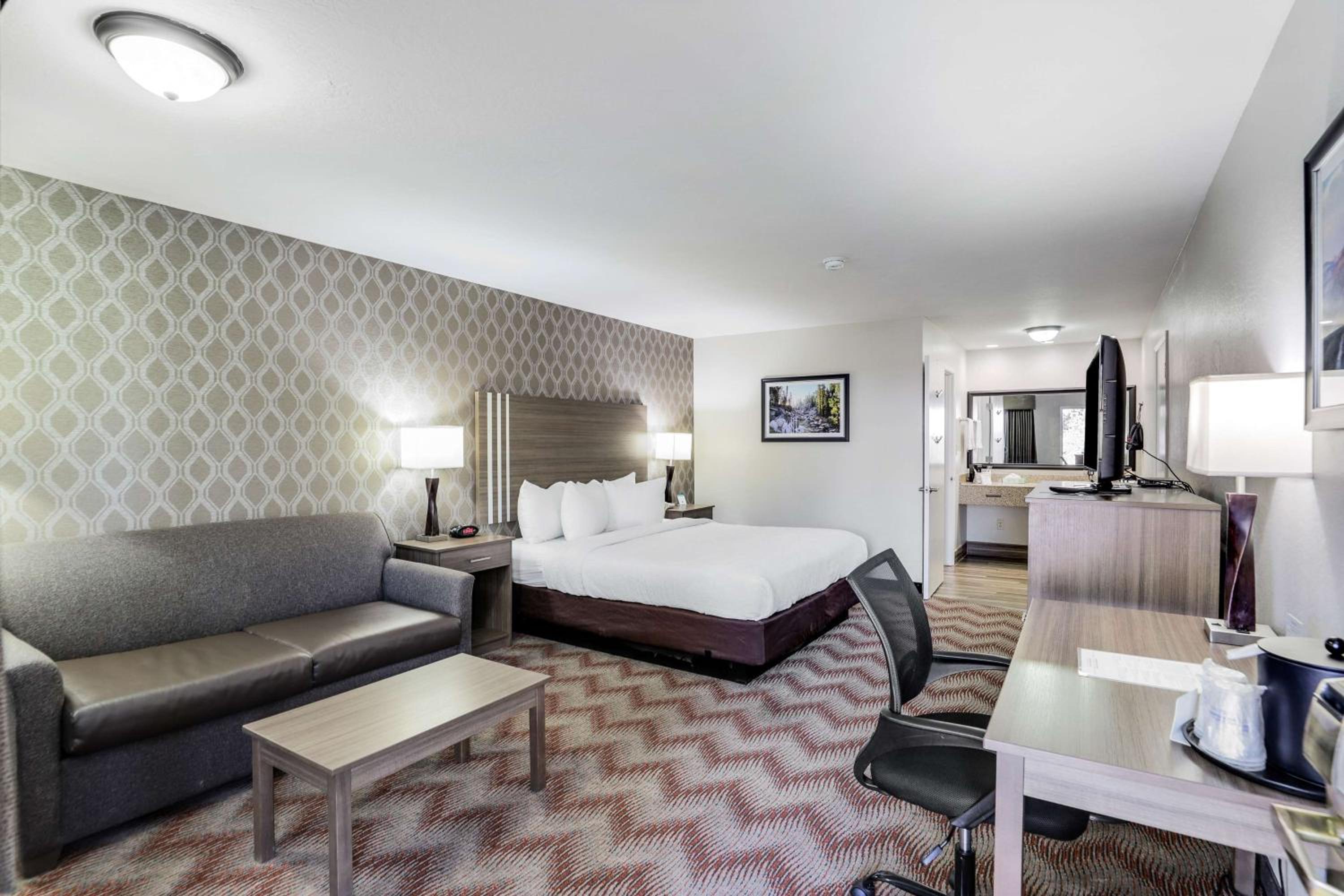 Queen Room with Two Queen Beds - Pet Friendly/Non-Smoking - Photo 3