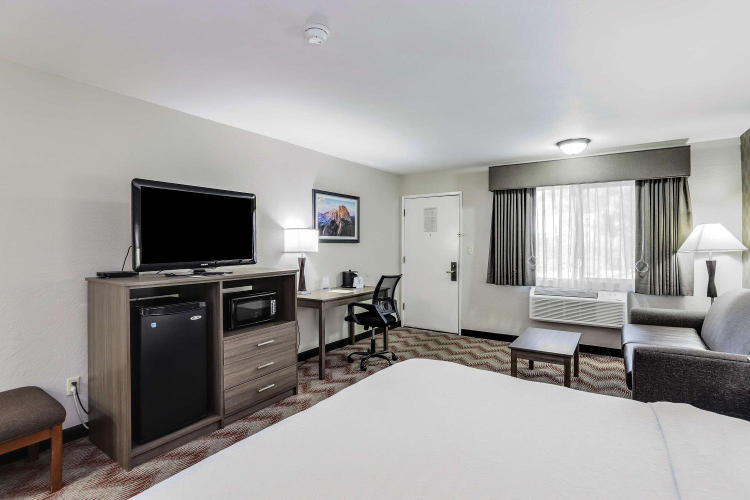 King Room With Roll-In Shower - Disability Access