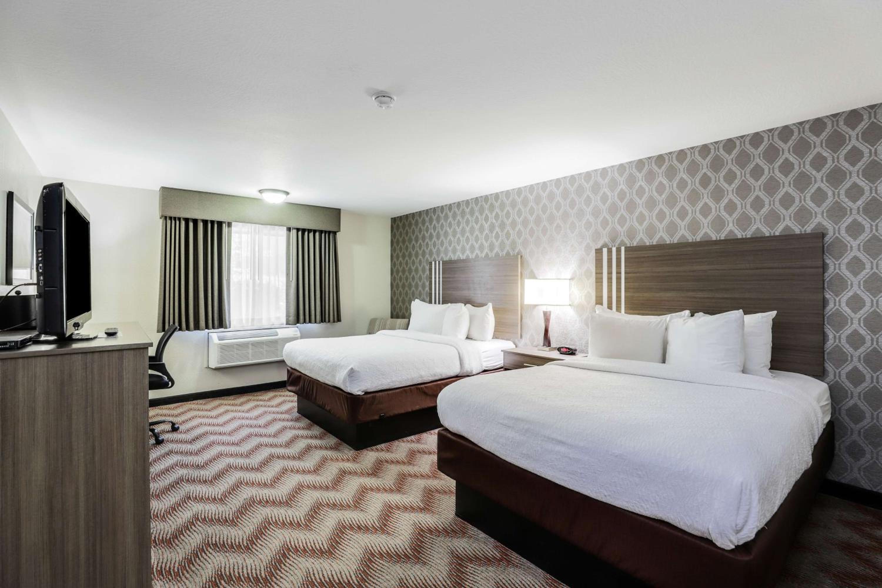 Queen Room with Two Queen Beds - Pet Friendly/Non-Smoking - Photo 5