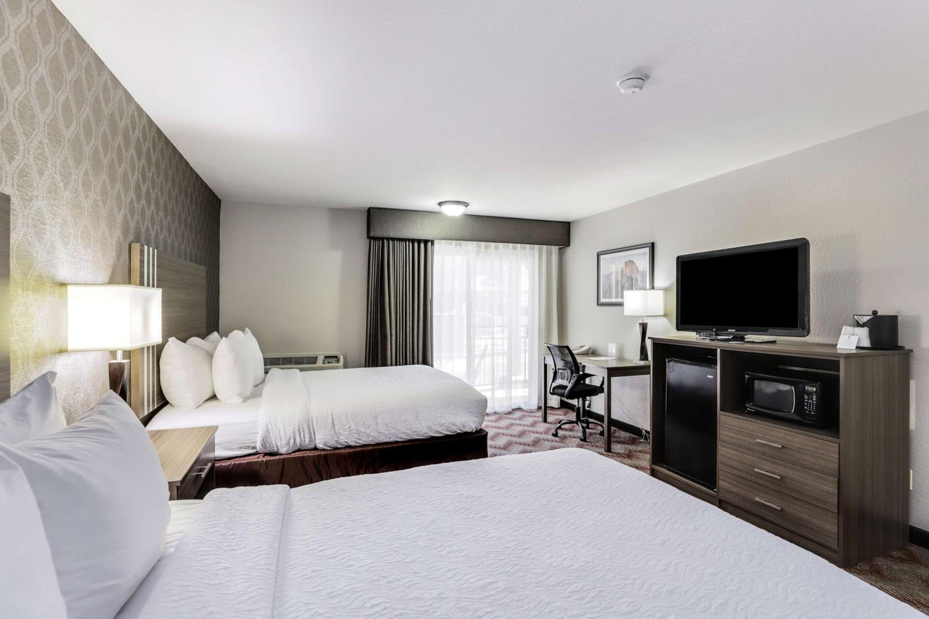 Queen Room with Two Queen Beds - Poolside View / Pet-Friendly - Photo 3