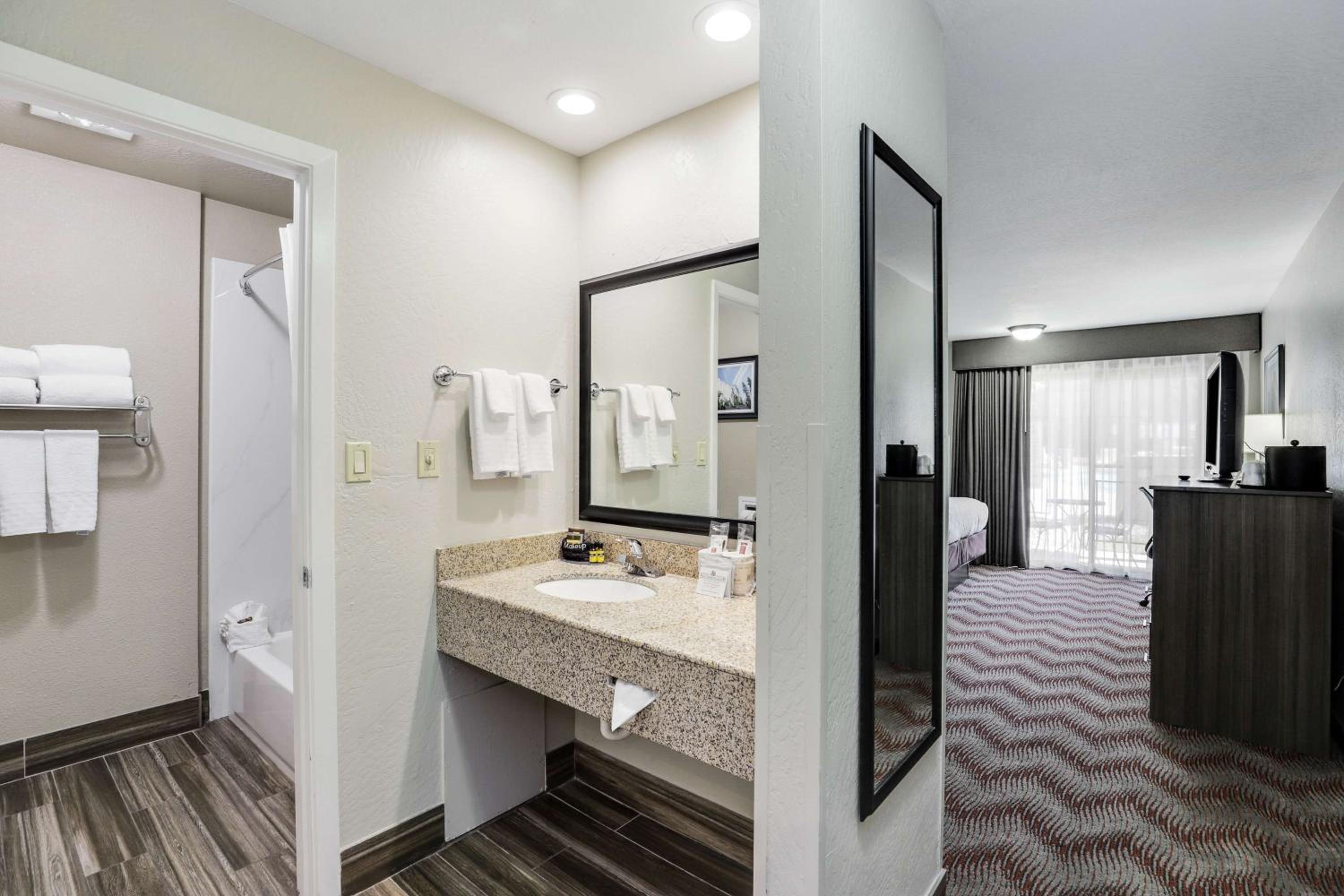 Queen Room with Two Queen Beds - Poolside View / Pet-Friendly - Photo 4
