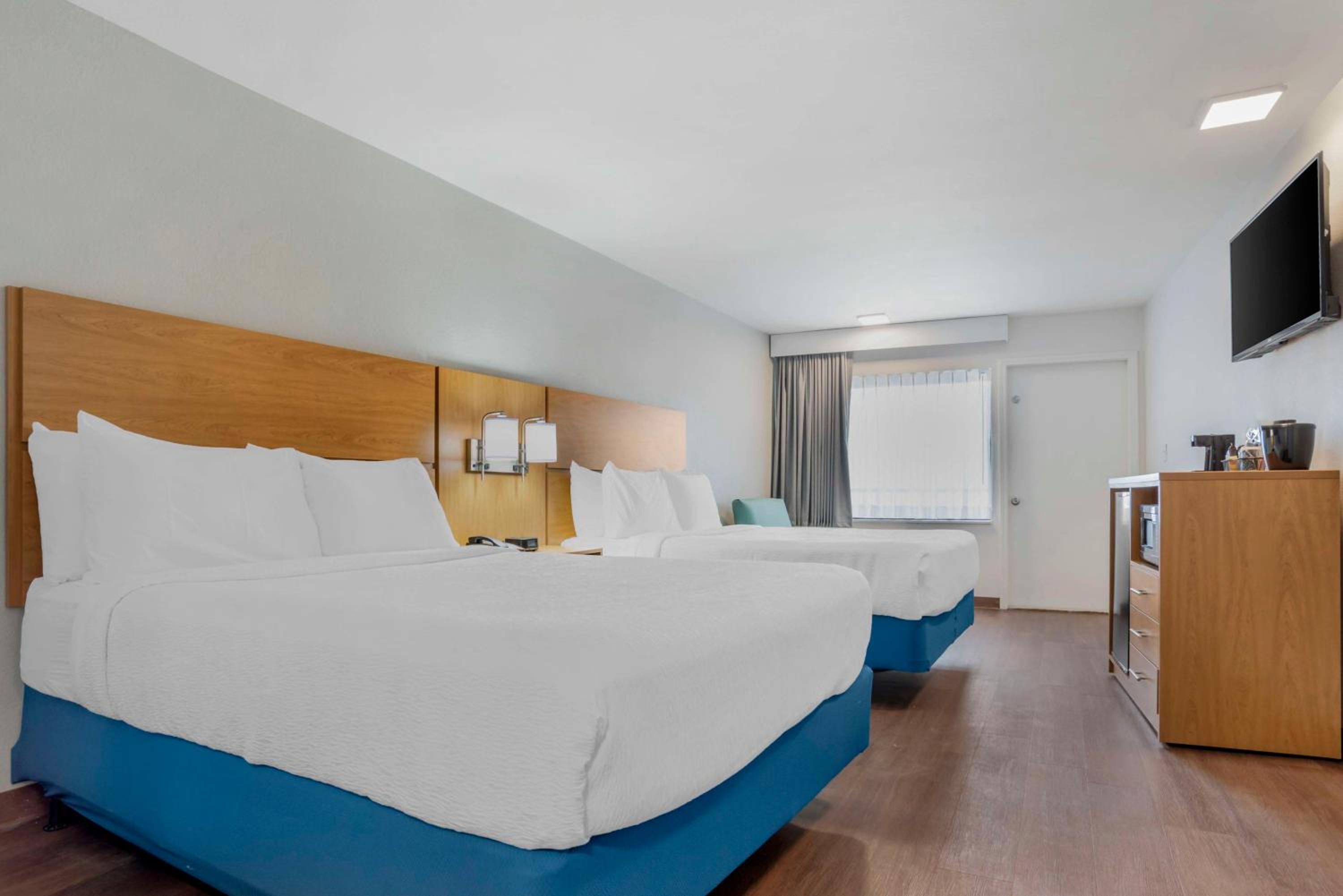Queen Room with Two Queen Beds and Water View - Kitchenette/Non-Smoking