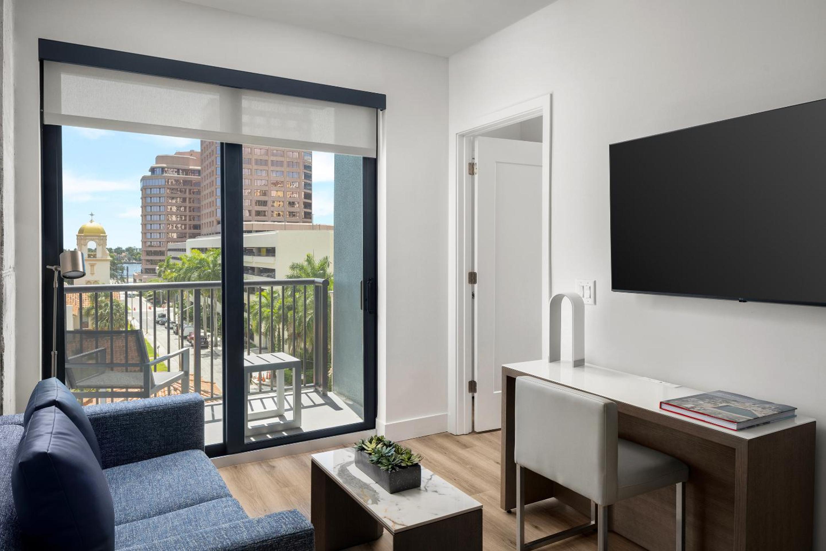 Two Bedroom Queen Suite - Photo 7