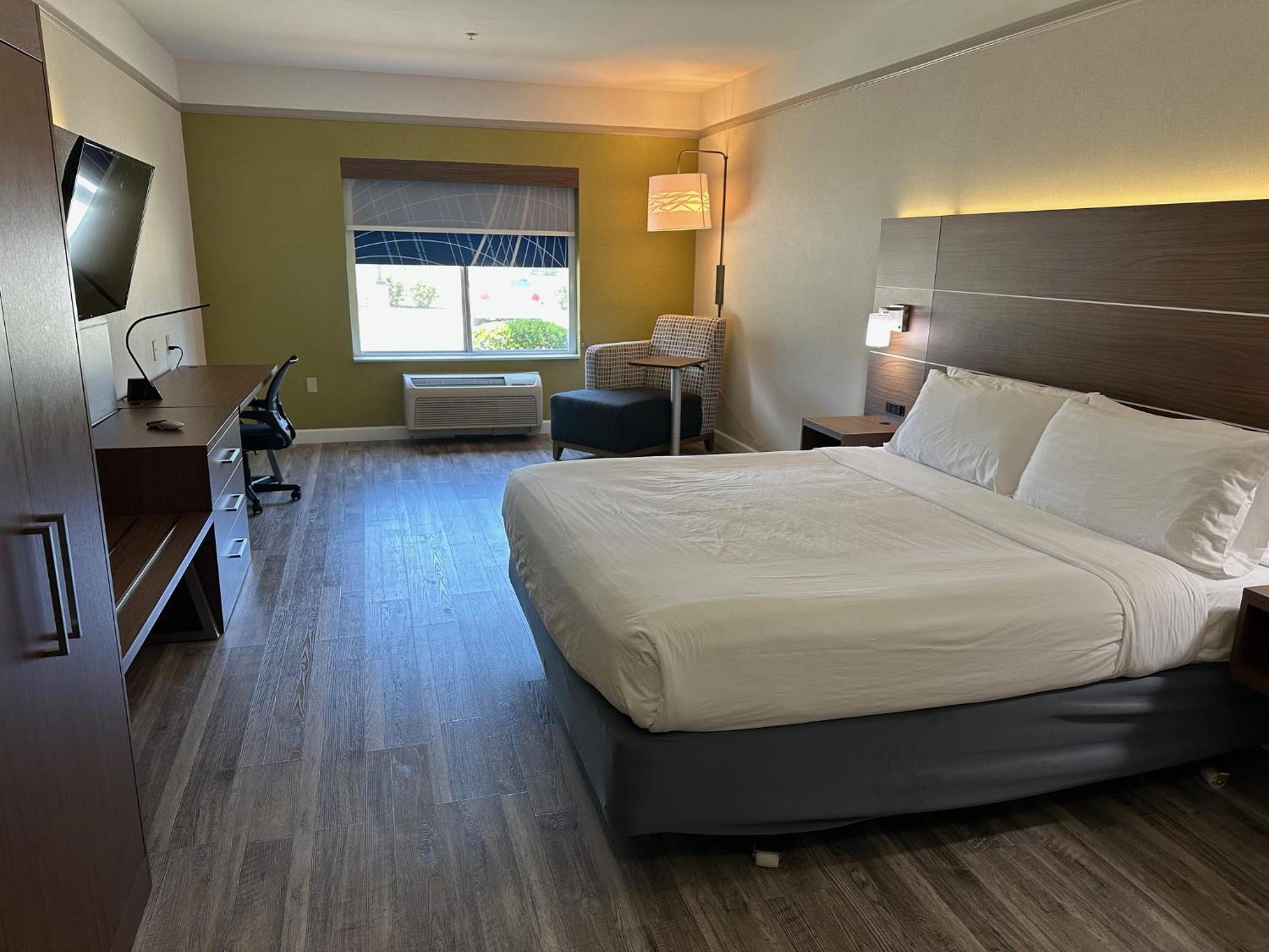 Standard King Room - Photo 2