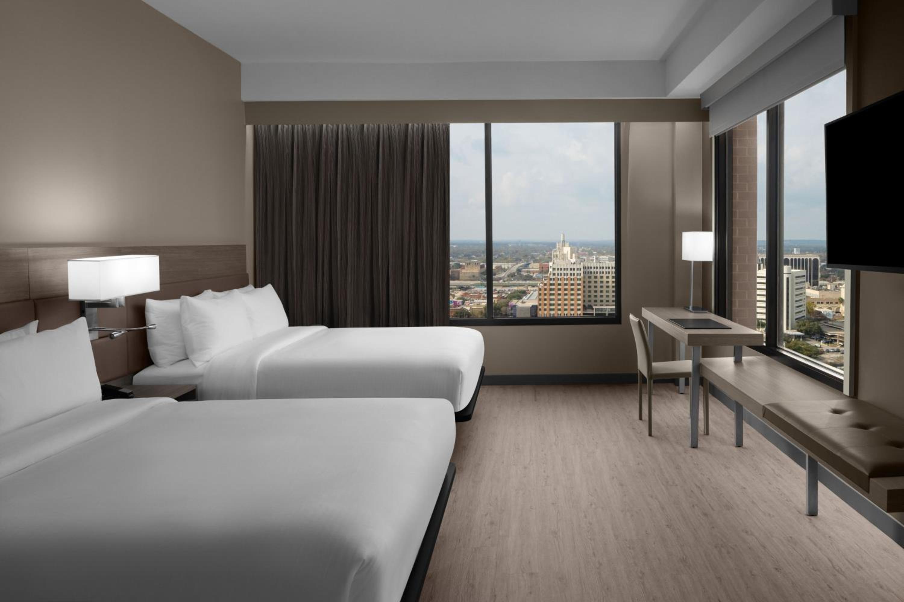 King Room with City View and Adapted Tub - Mobility Accessible