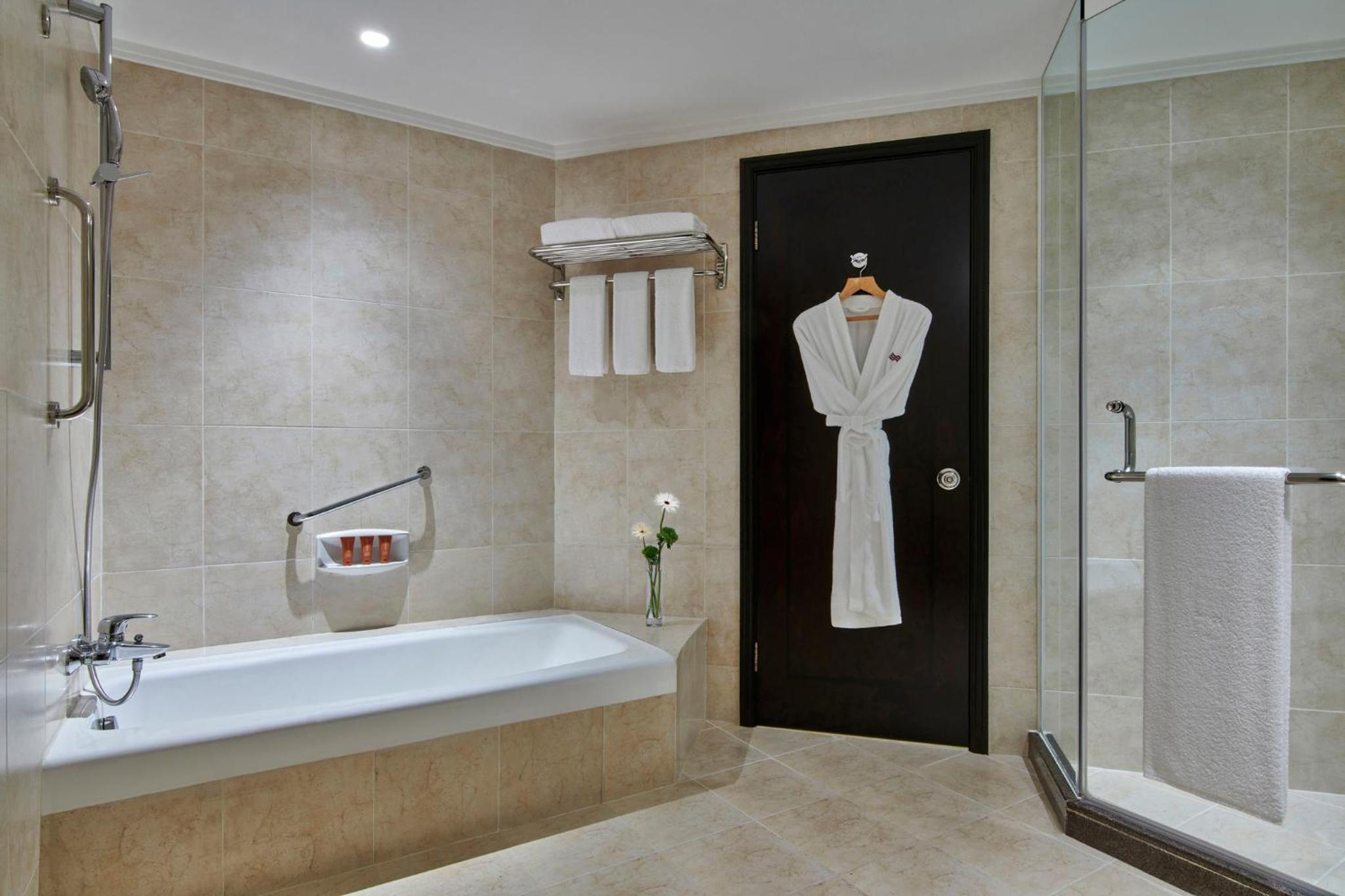 One-Bedroom Suite - Photo 4