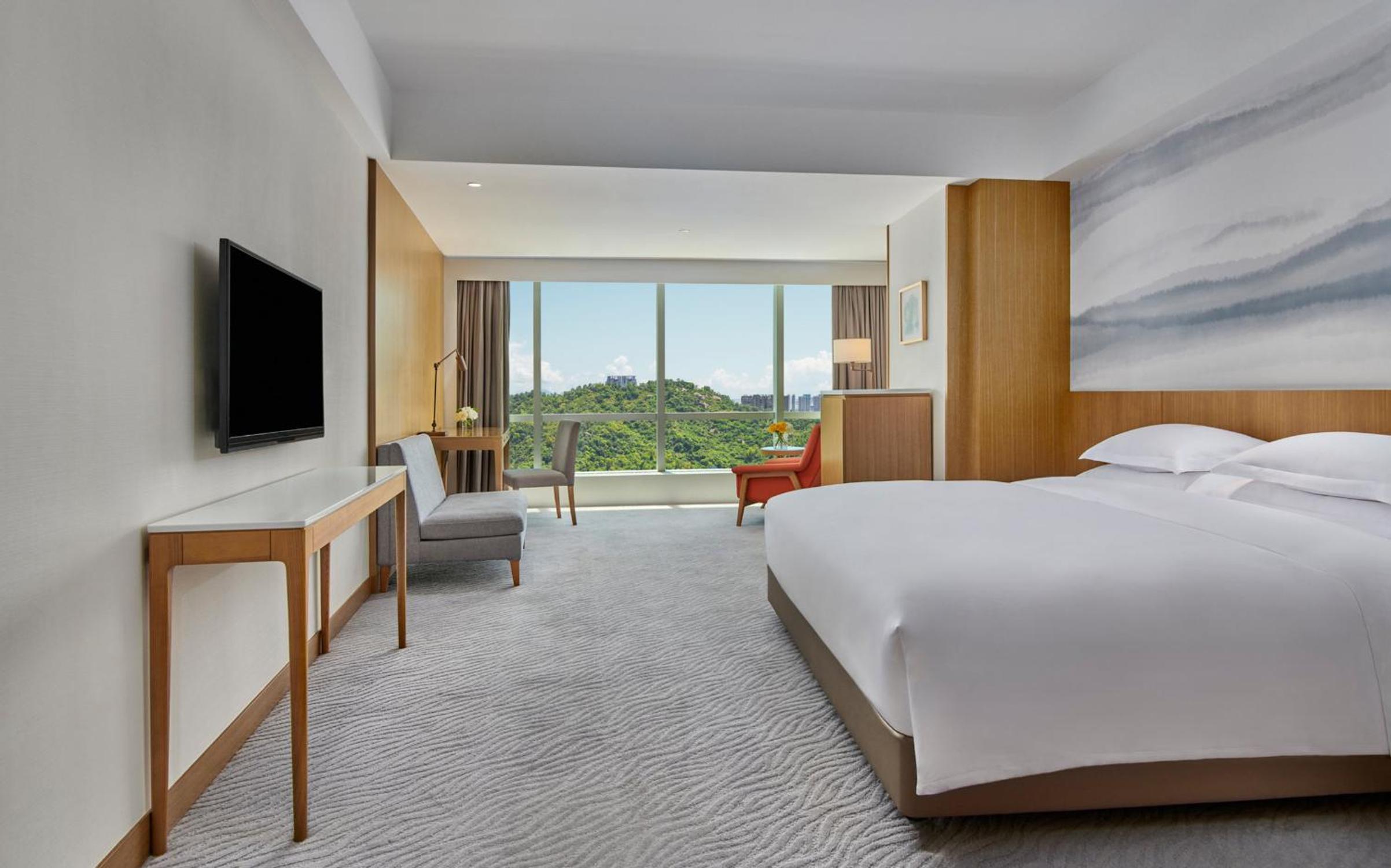 Standard King Room with Lounge Access - Photo 5