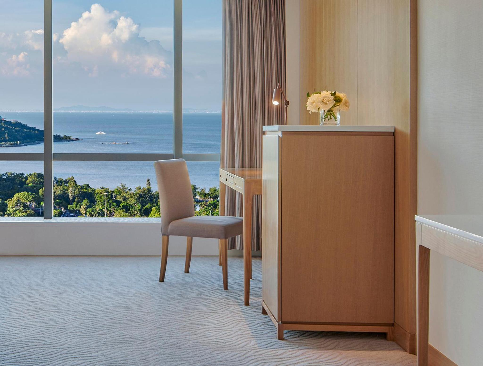 Standard King Room with Sea View - Lounge Access - Photo 2