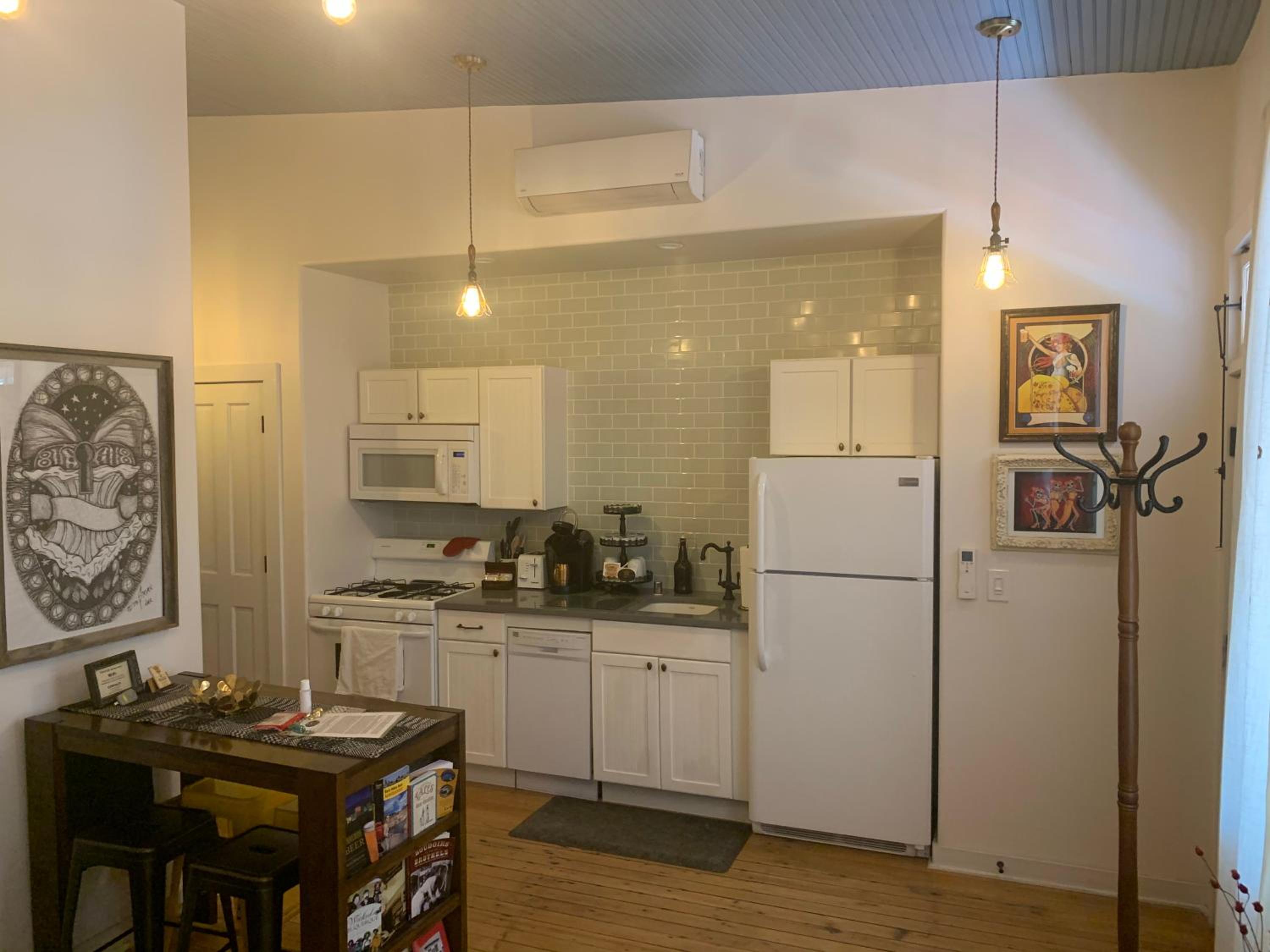 Deluxe Queen Suite - Photo 25
